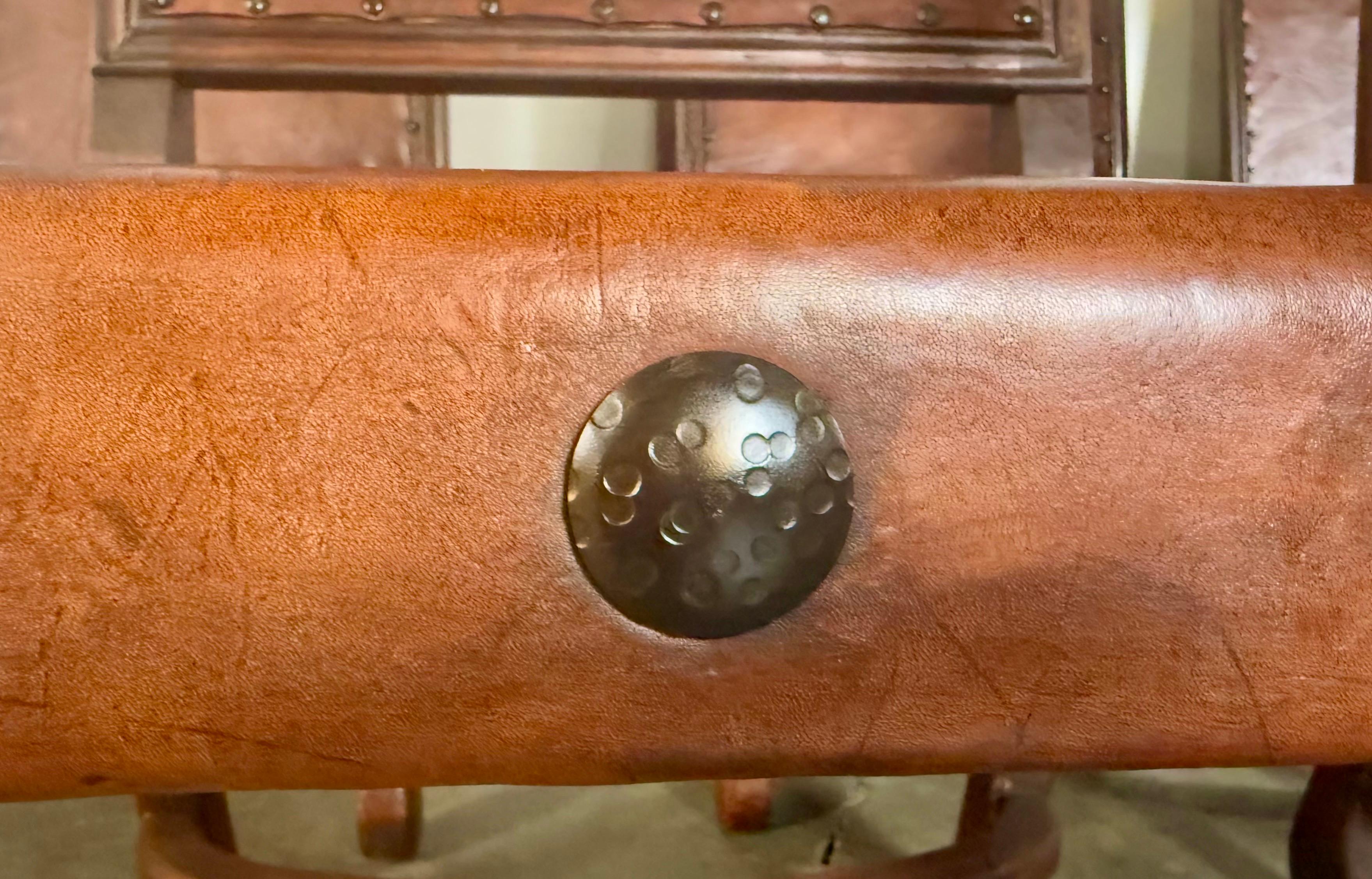 Set di otto sedie da pranzo in pelle e noce spagnolo in vendita 1