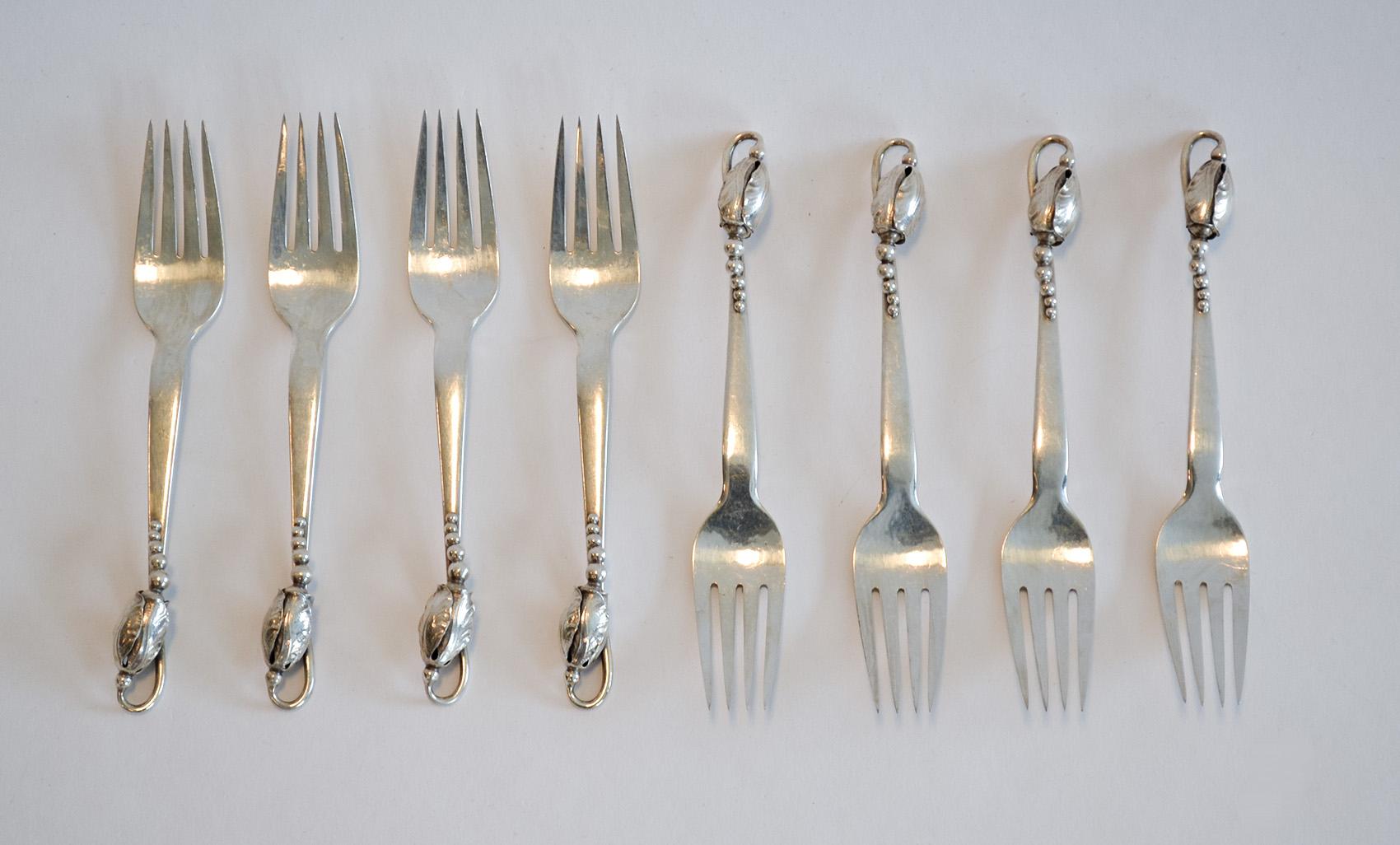 Set di otto forchette da insalata in argento sterling Blossom di Georg Jensen, Danimarca

Disegnato nel 1905 da Georg Jensen, il motivo delle posate Blossom è delicato e signorile e rappresenta l'intensa e personale interpretazione di Jensen dello