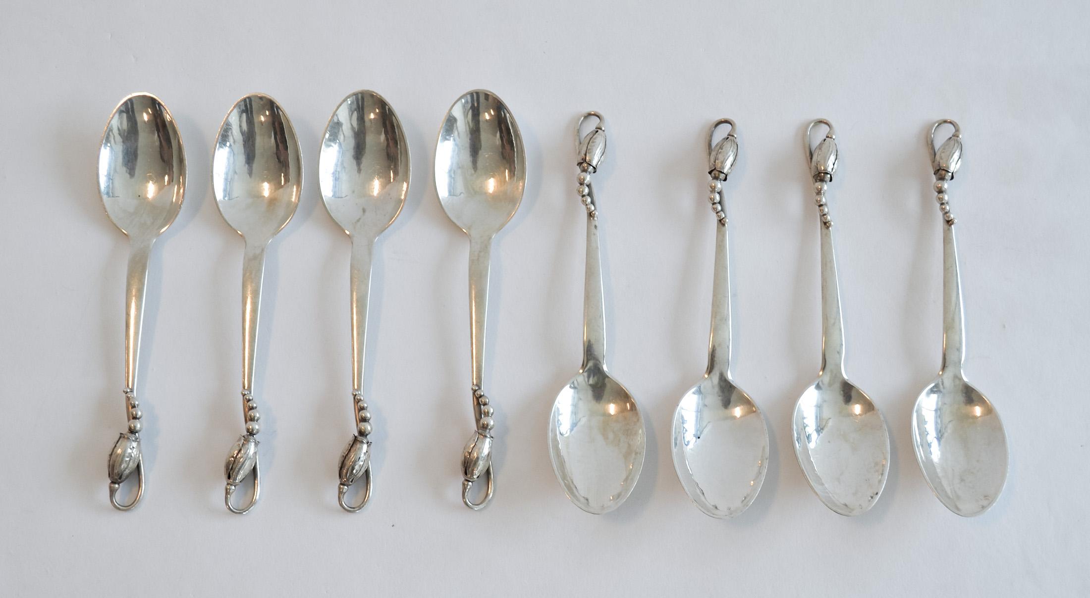 Satz von acht Sterlingsilber-Blütenlöffeln von Georg Jensen, Dänemark

Das 1905 von Georg Jensen entworfene Besteckmuster Blossom ist zart und vornehm und steht für Jensens intensive und persönliche Interpretation des Jugendstils. Das Blossom-Muster