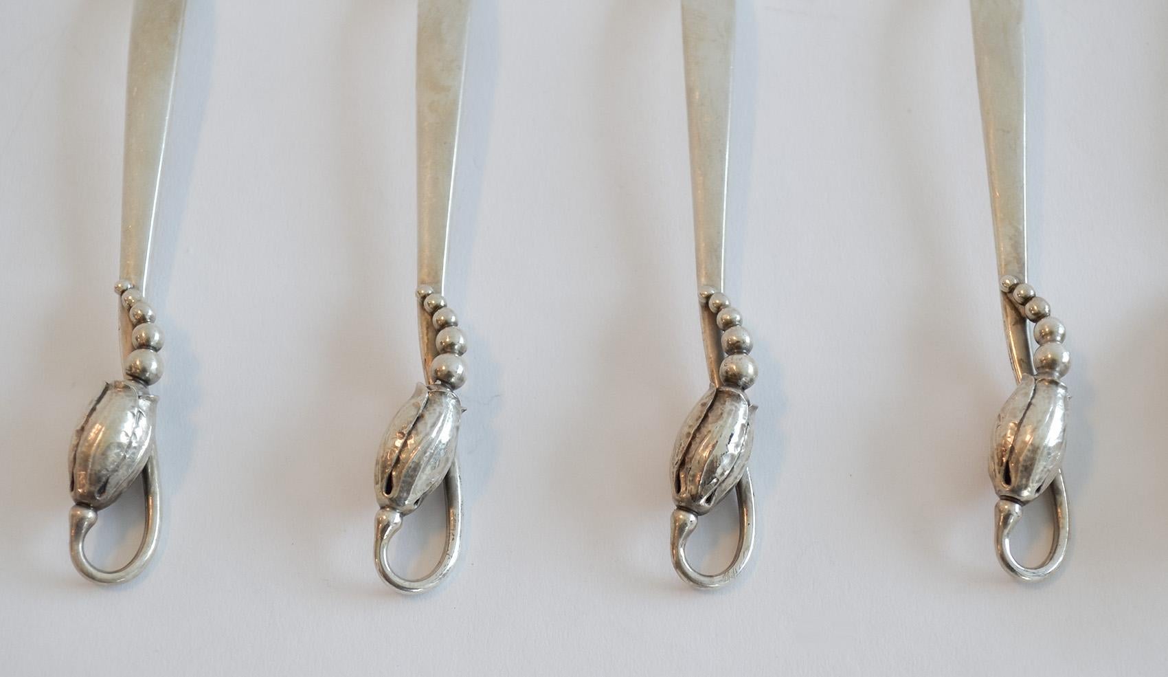 Satz von acht Sterlingsilber-Blütenlöffeln von Georg Jensen, Dänemark (Art nouveau) im Angebot