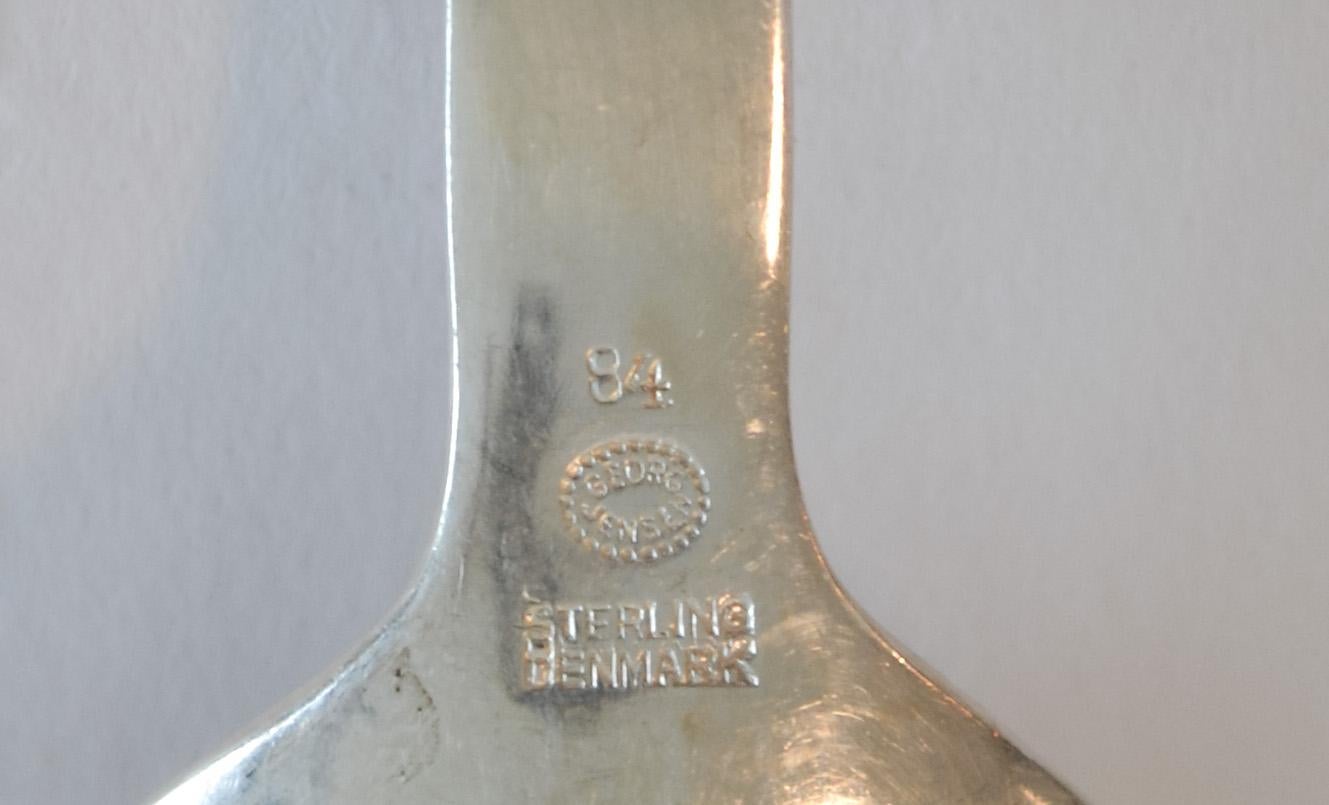 Satz von acht Sterlingsilber-Blütenlöffeln von Georg Jensen, Dänemark (20. Jahrhundert) im Angebot