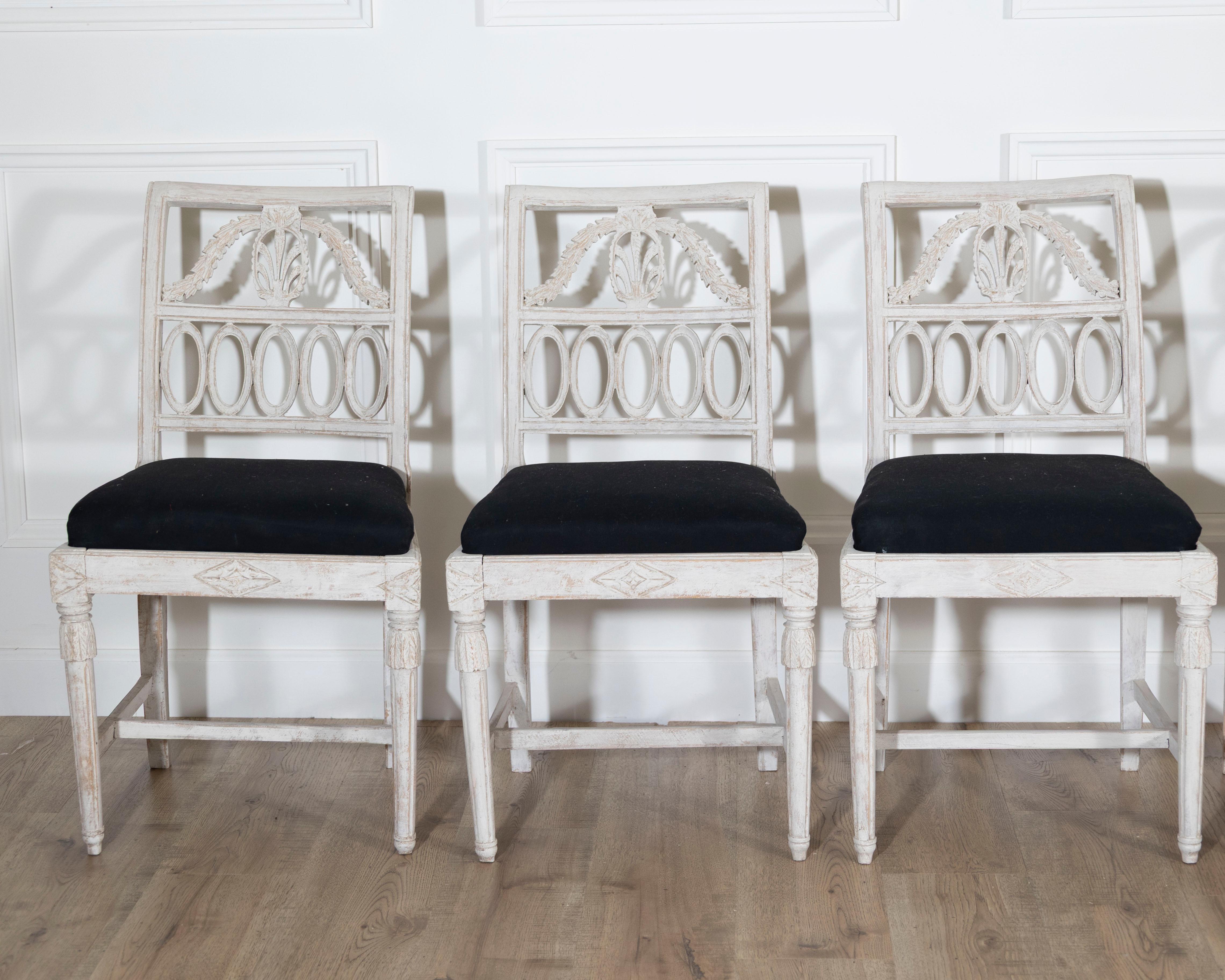 Set of Eight Swedish Gustavian Dining Chairs, circa 1820 (Schwedisch) im Angebot