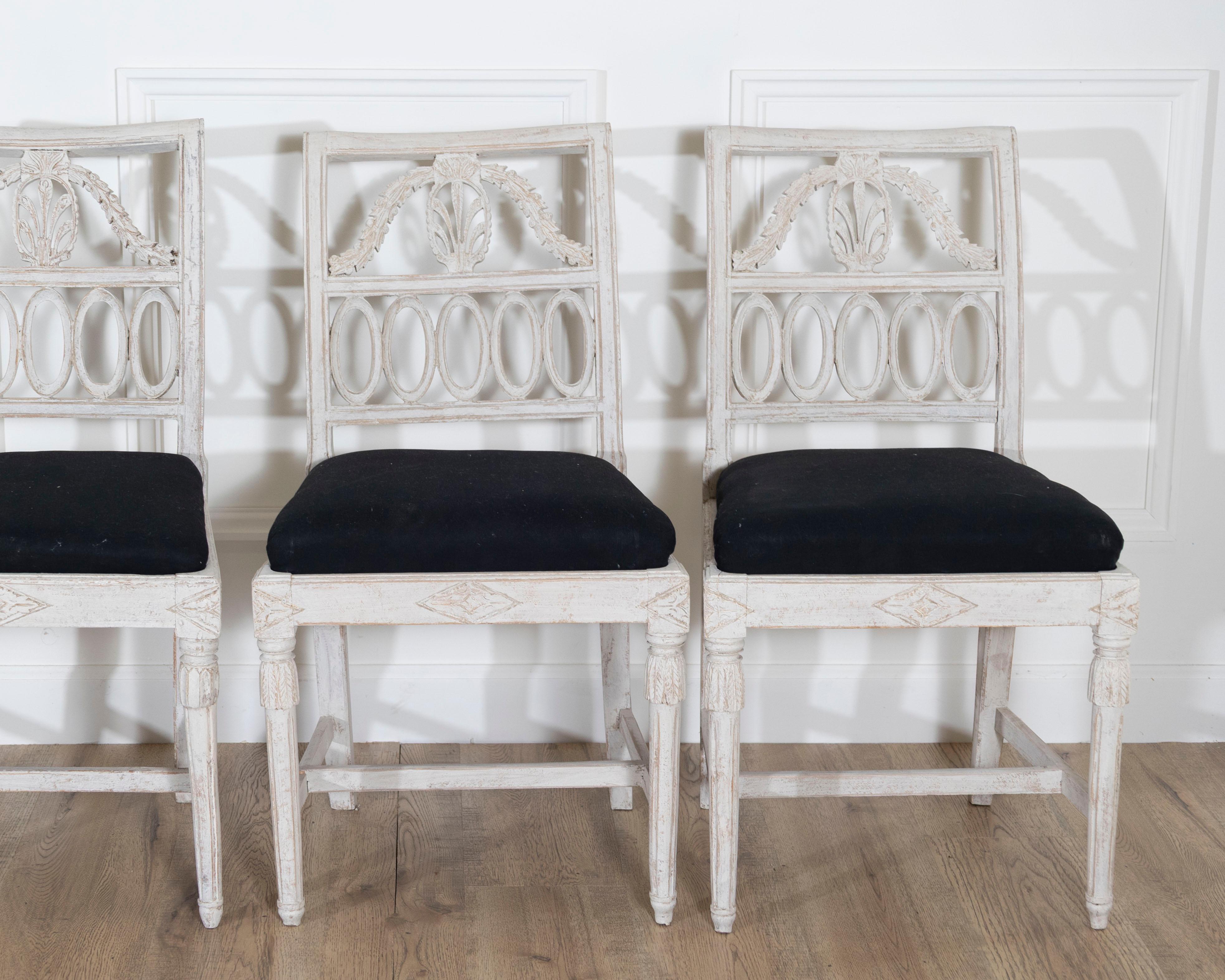 Set of Eight Swedish Gustavian Dining Chairs, circa 1820 (19. Jahrhundert) im Angebot