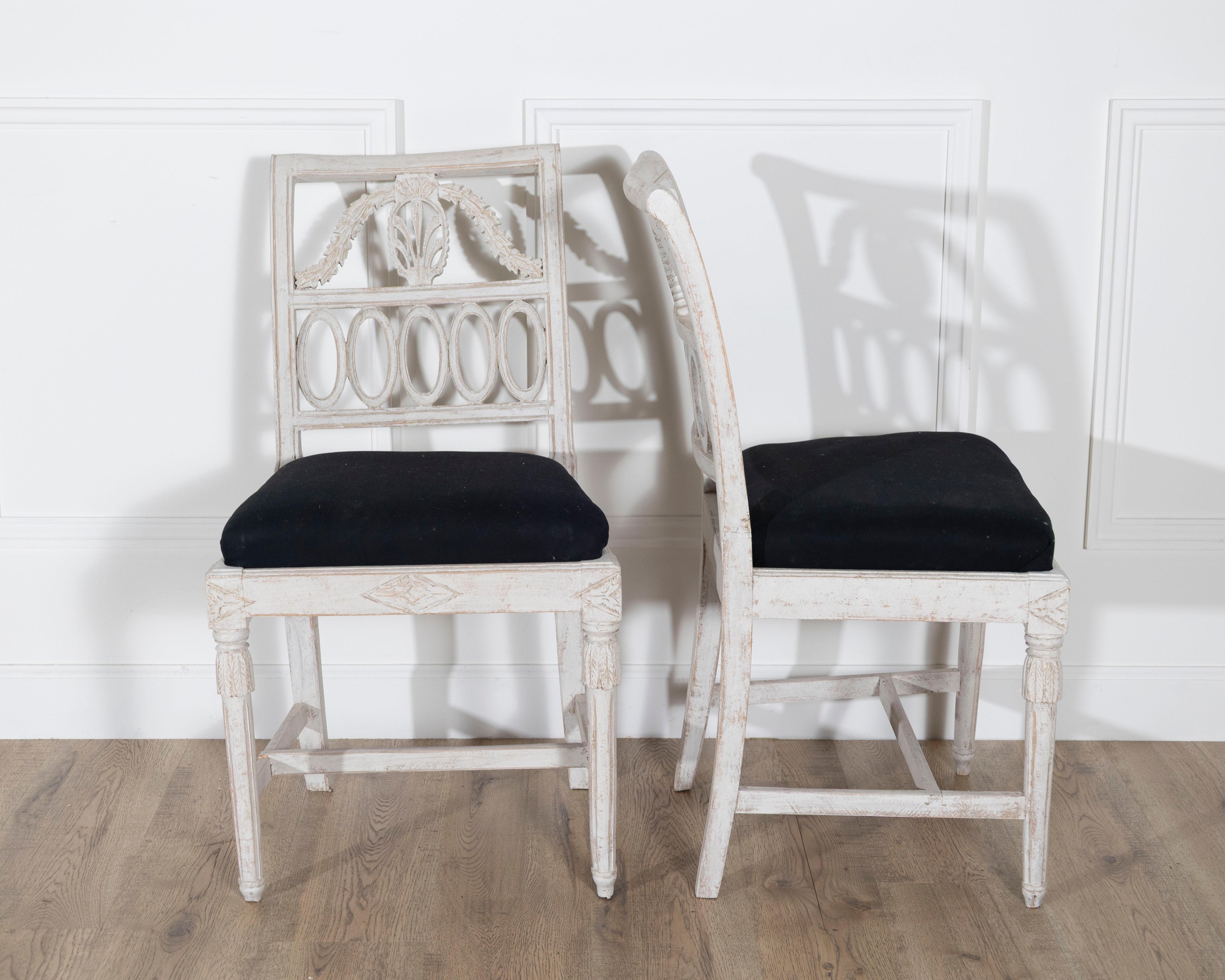 Set of Eight Swedish Gustavian Dining Chairs, circa 1820 (Stoff) im Angebot