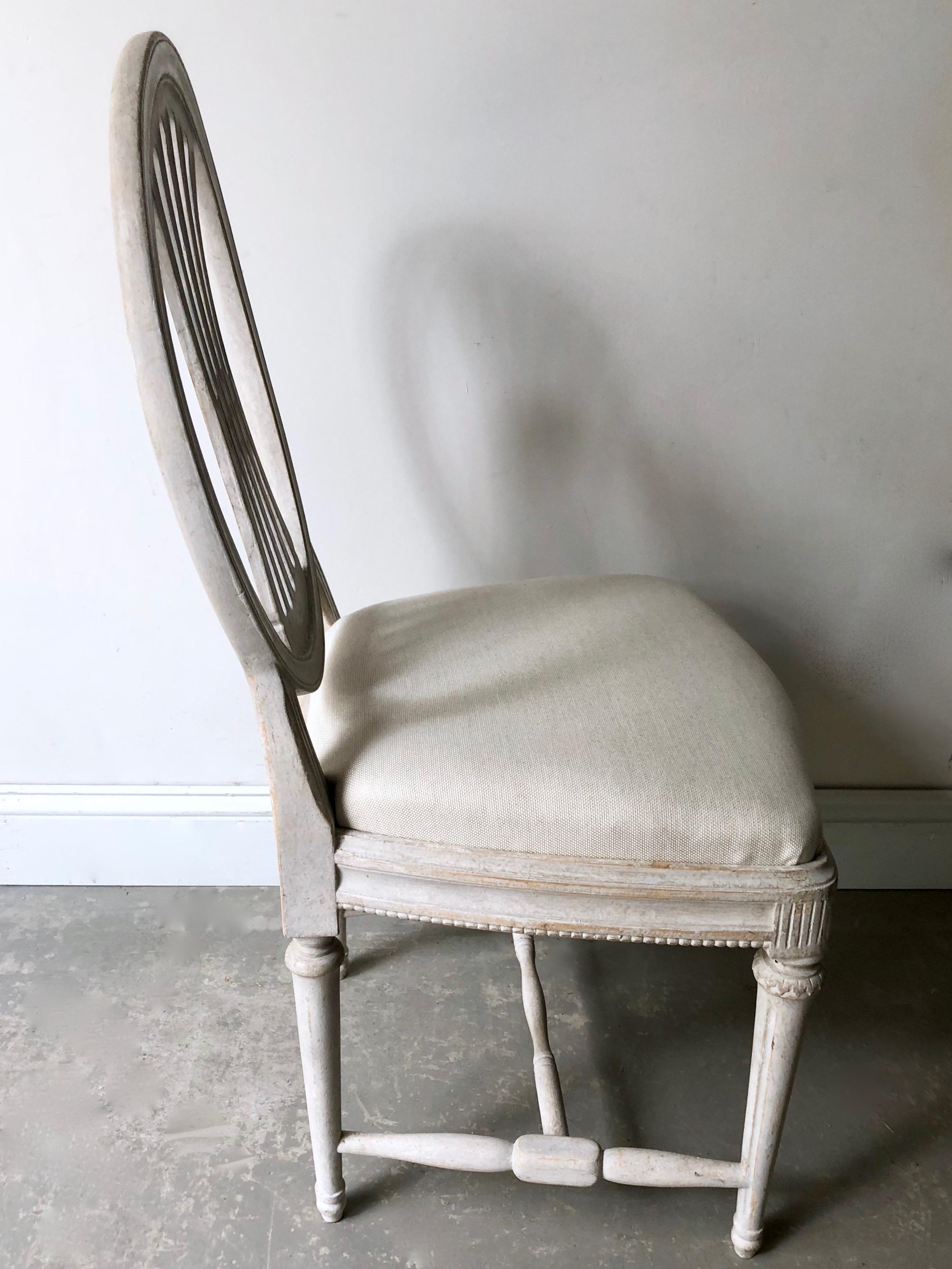 Set of Eight Swedish Painted Weatsheaf Dining Chairs In Good Condition In Charleston, SC