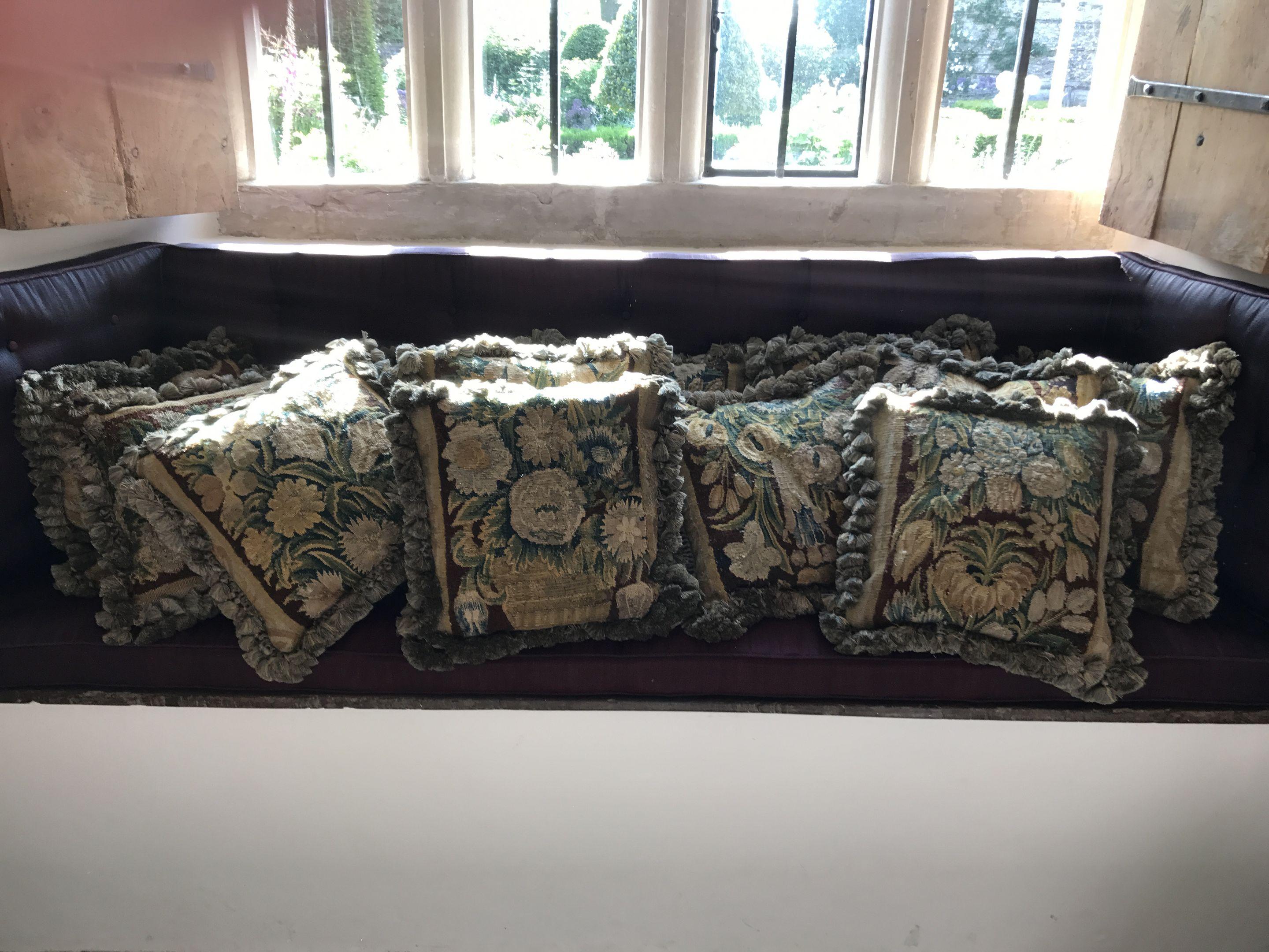 Ces oreillers ou coussins sont fabriqués à partir de deux bordures complètes d'une tapisserie de verdure du XVIIe siècle, de sorte qu'ils sont en harmonie esthétique. Ils représentent des gerbes de fleurs abondantes et chaque coussin présente une