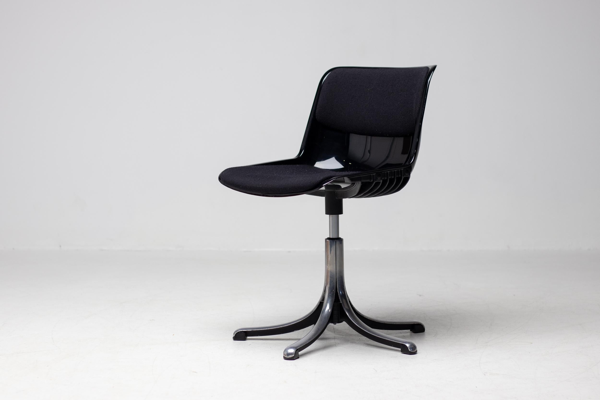 Ensemble de 8 chaises Modus pivotantes et réglables en hauteur, conçues par Osvaldo Borsani pour Tecno, Milan.
Ces chaises ont été utilisées pendant de nombreuses années dans la salle de conférence du siège de Chanel à Amsterdam.
L'équivalent de la