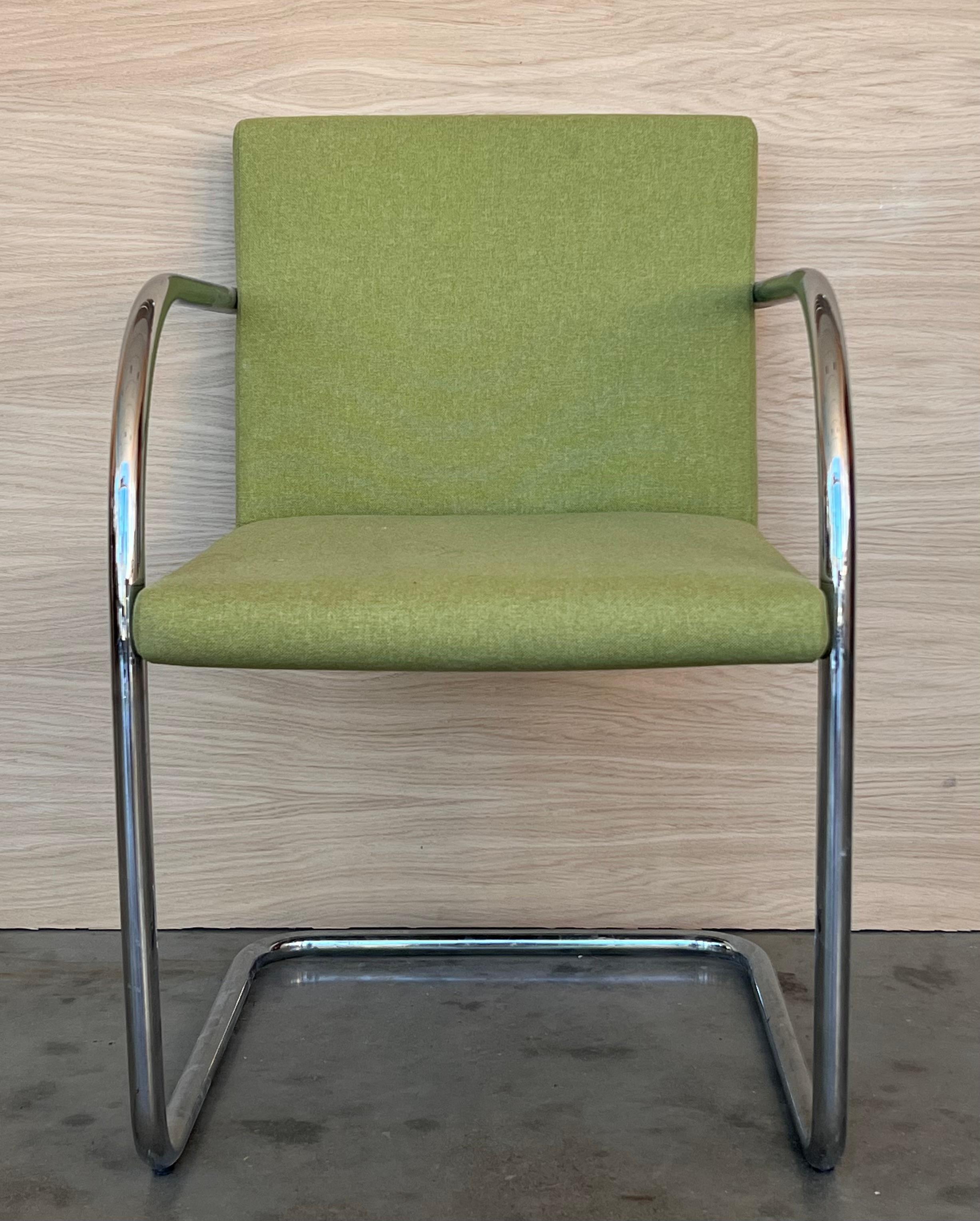 Ces chaises tubulaires Brno de Mies van deer Rohe ont une structure en acier inoxydable et sont revêtues d'un tissu vert Eames, ce qui donne une touche plus légère et ludique à un design sobre et raffiné.   