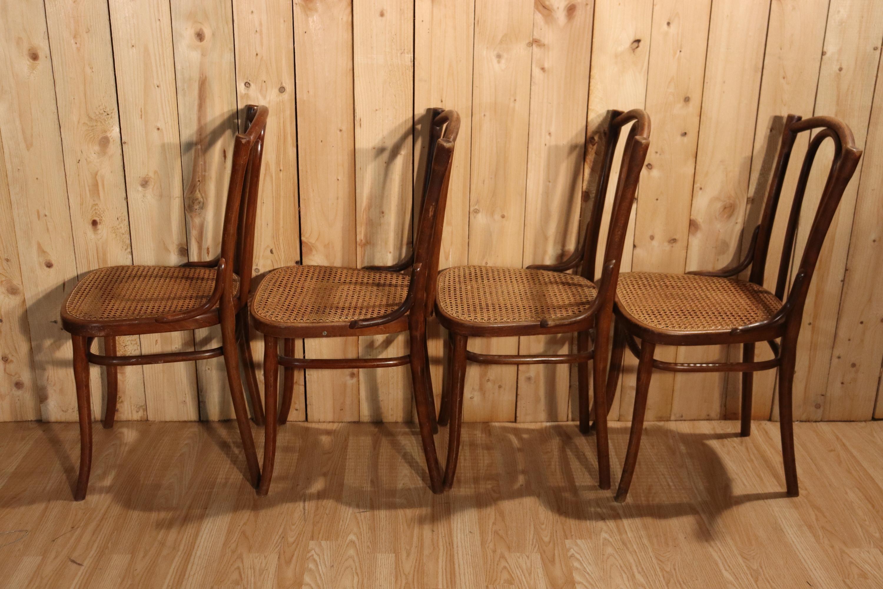 Bois Set Of Eight Thonet Bistro Chairs No. 56 en vente