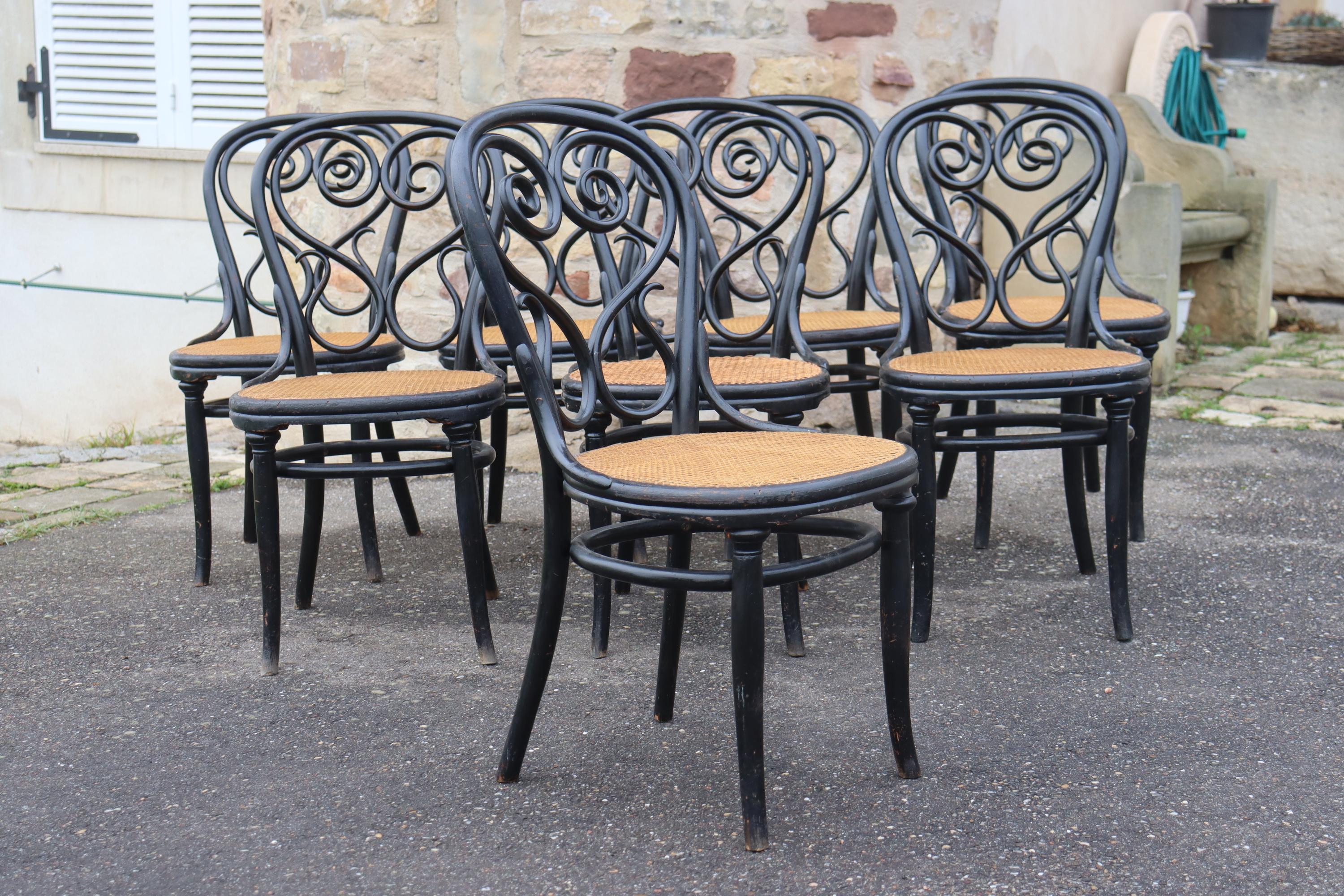 Set of eight chairs, model no. 4, by Thonet, in Paris in 1880/1890. This model was made for the Café Daum in Vienna in 1849. The frame is made of blackened bent beechwood. The chair is perfectly stable and the seat is taut. The Thonet stamp is
