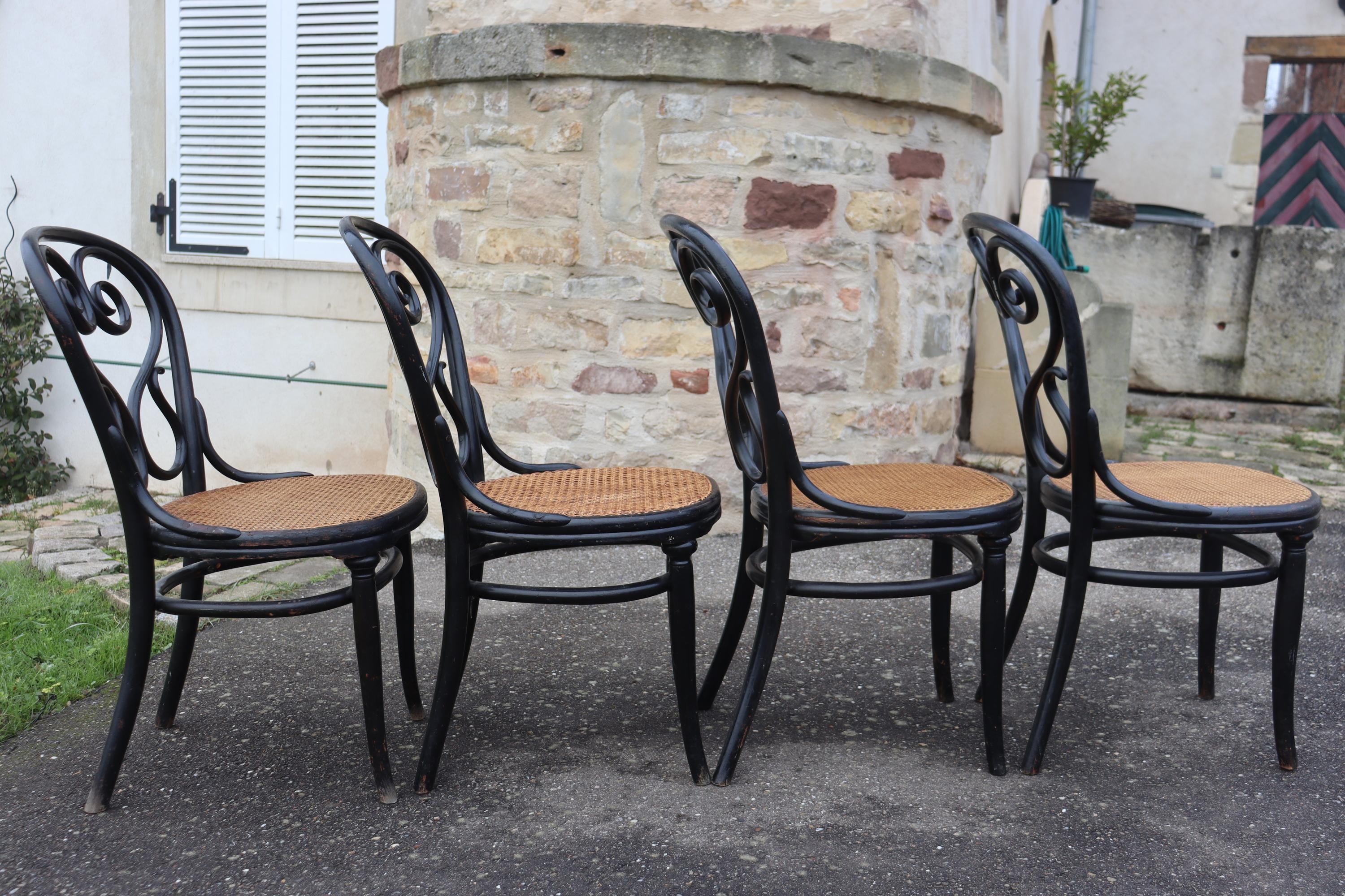 XIX secolo Set Of Eight Thonet Chairs, Model No. 4, Known As 