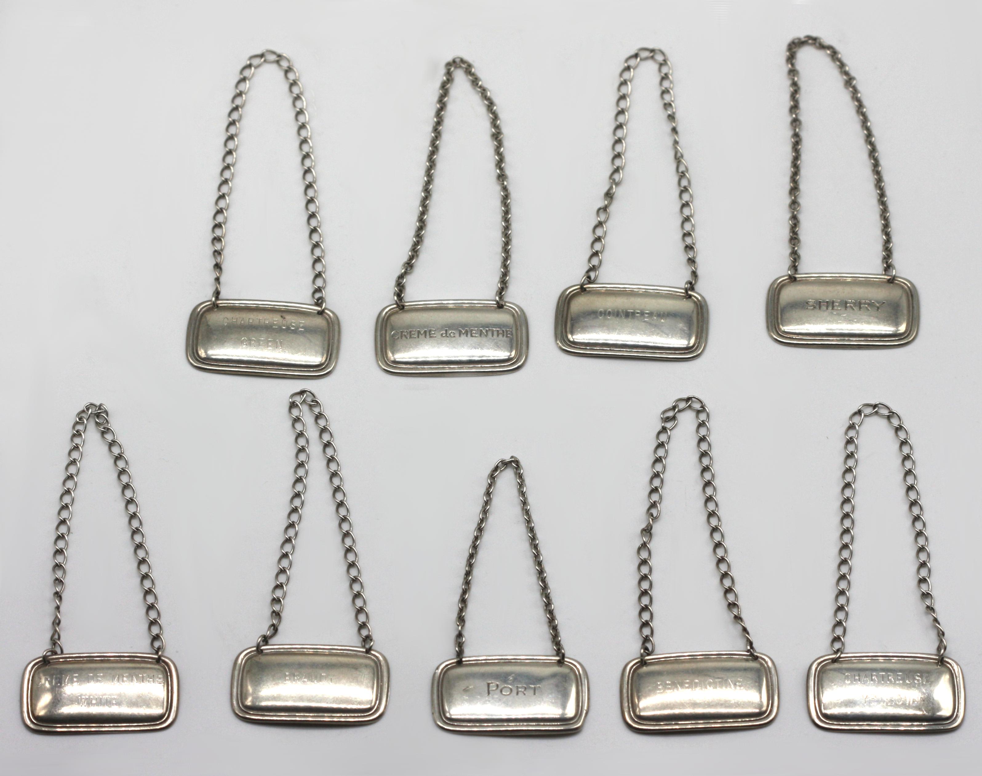 
Set di otto Tiffany & Co. Etichette per decanter in argento sterling
Americano, circa 1930
Un raffinato ed elegante set di otto etichette per decanter in argento di Tiffany & Co., ognuna finemente realizzata in una classica forma rettangolare o ad