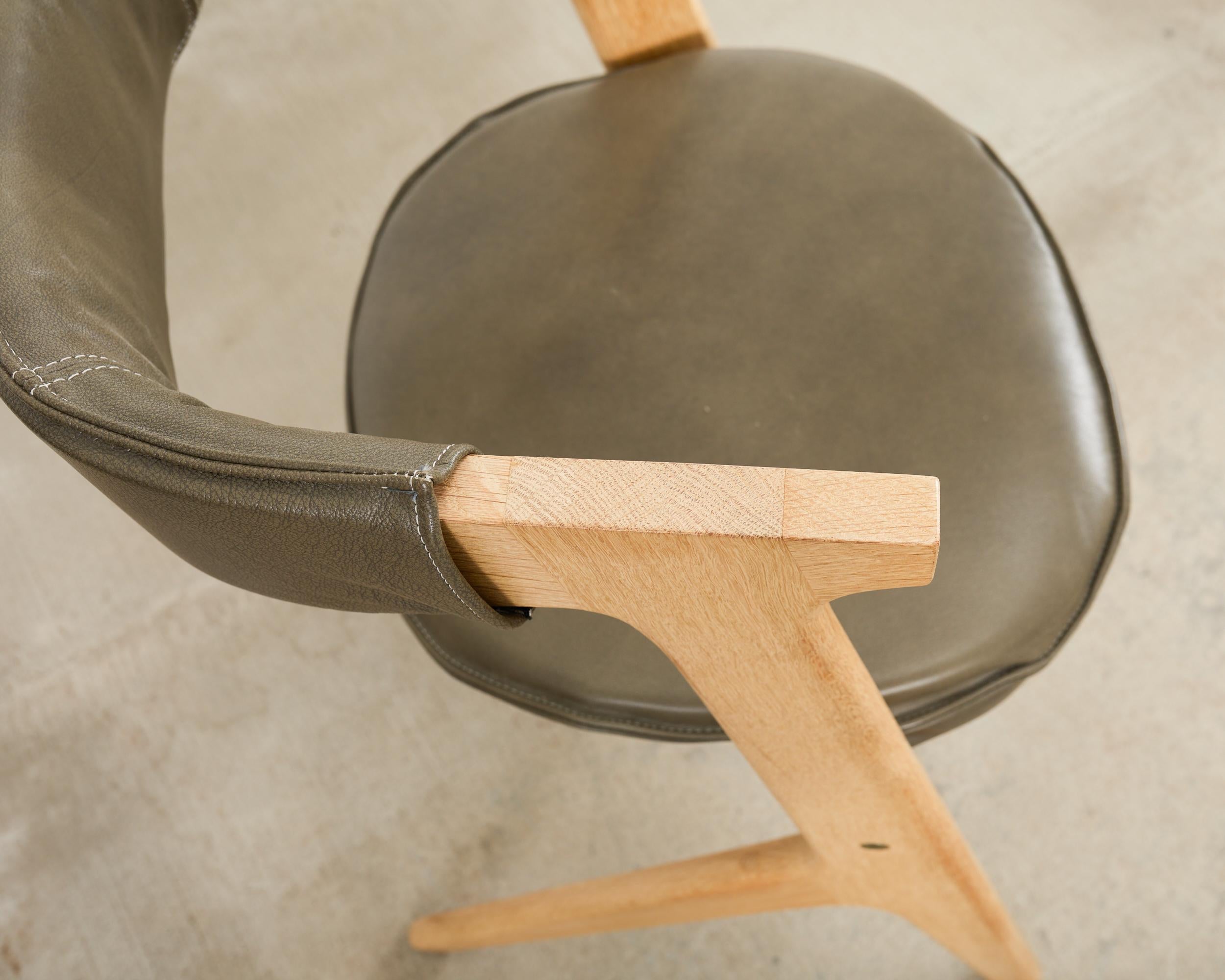 Set di otto sedie da pranzo in pelle a lastre Tom Dixon Oak in vendita 2
