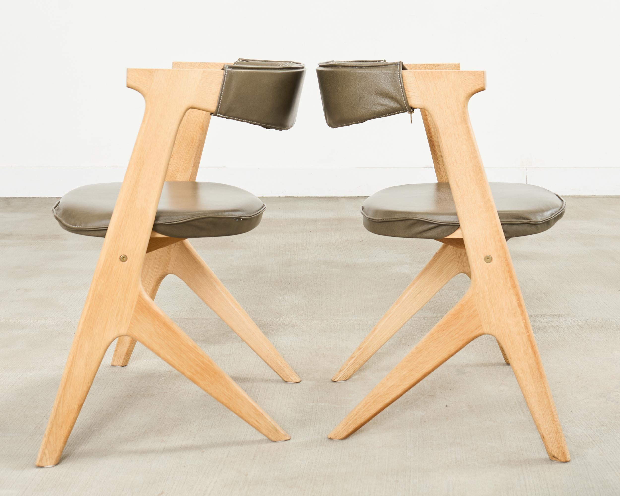 Set di otto sedie da pranzo in pelle a lastre Tom Dixon Oak in vendita 5