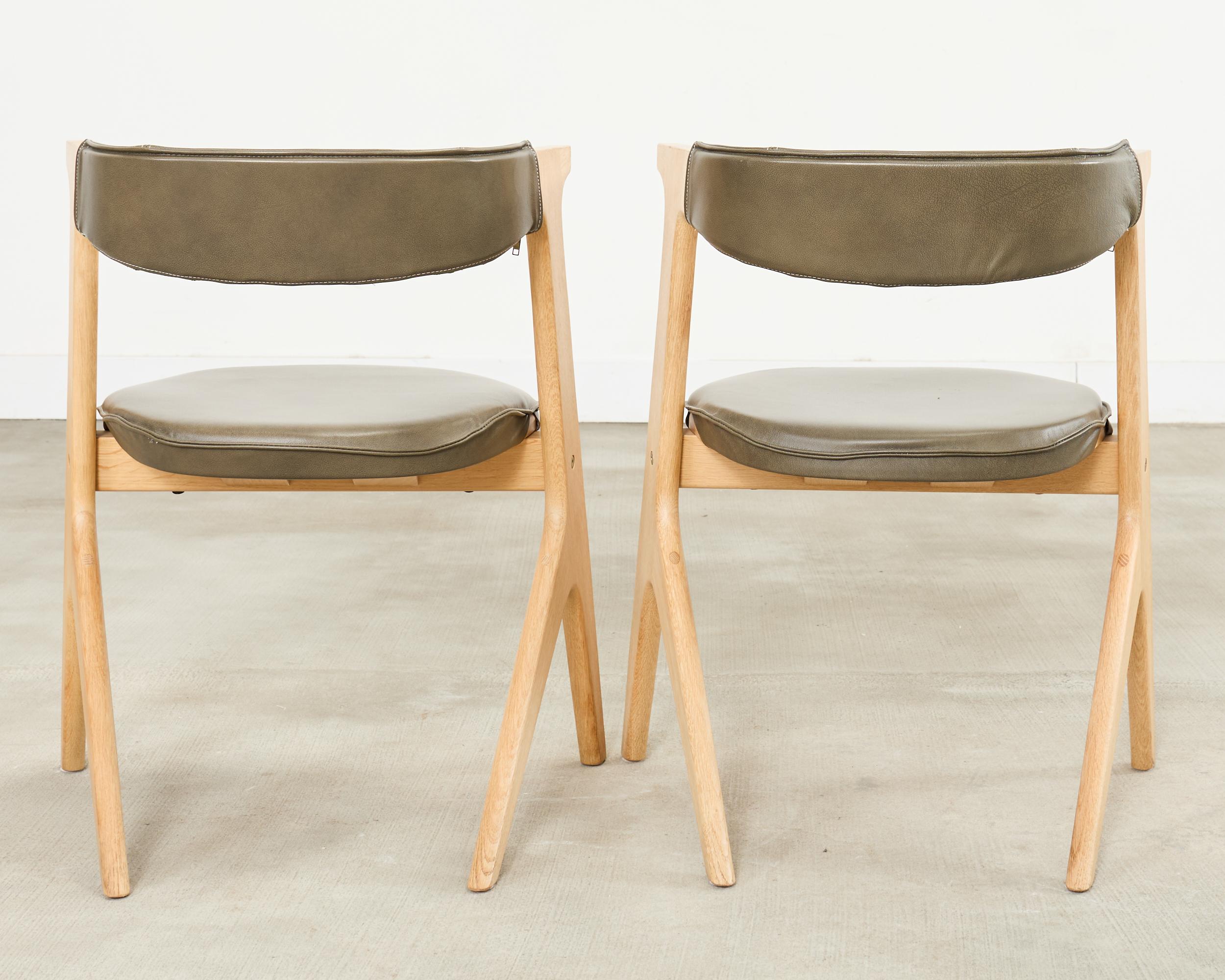 Set di otto sedie da pranzo in pelle a lastre Tom Dixon Oak in vendita 7