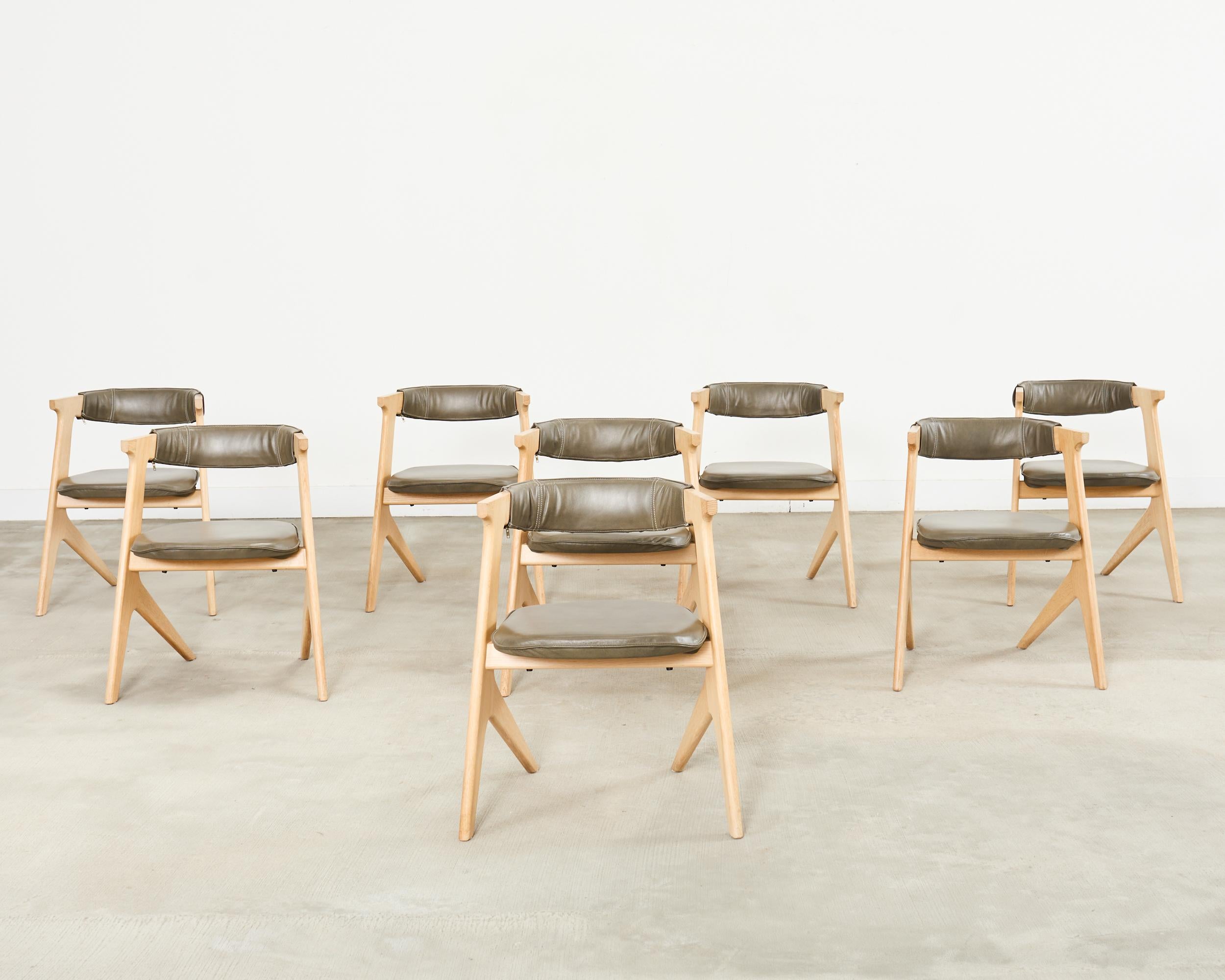 Set di otto sedie da pranzo in pelle a lastre Tom Dixon Oak in vendita 8