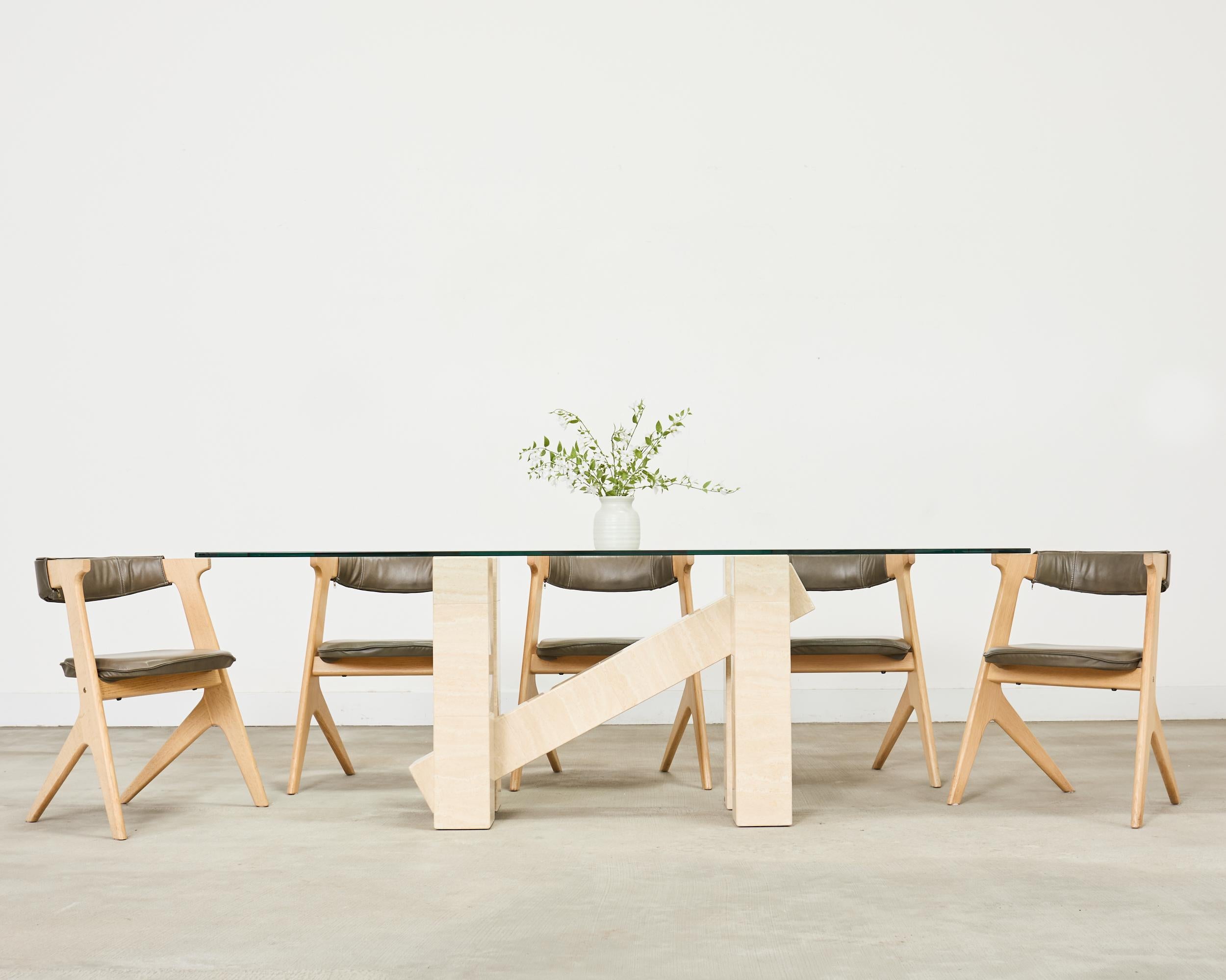 Elegante set di otto sedie da pranzo in legno di quercia naturale disegnate da Tom Dixon Londra, Inghilterra. Le sedie hanno un design elegante e angolare con una sottile silhouette ad ala o a spina di pesce. Le strutture in massello di Oak sono