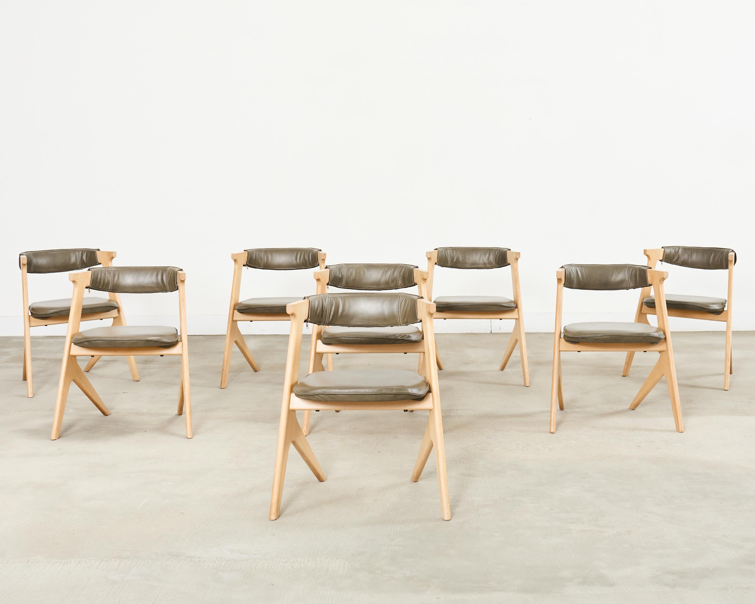 Inglese Set di otto sedie da pranzo in pelle a lastre Tom Dixon Oak in vendita