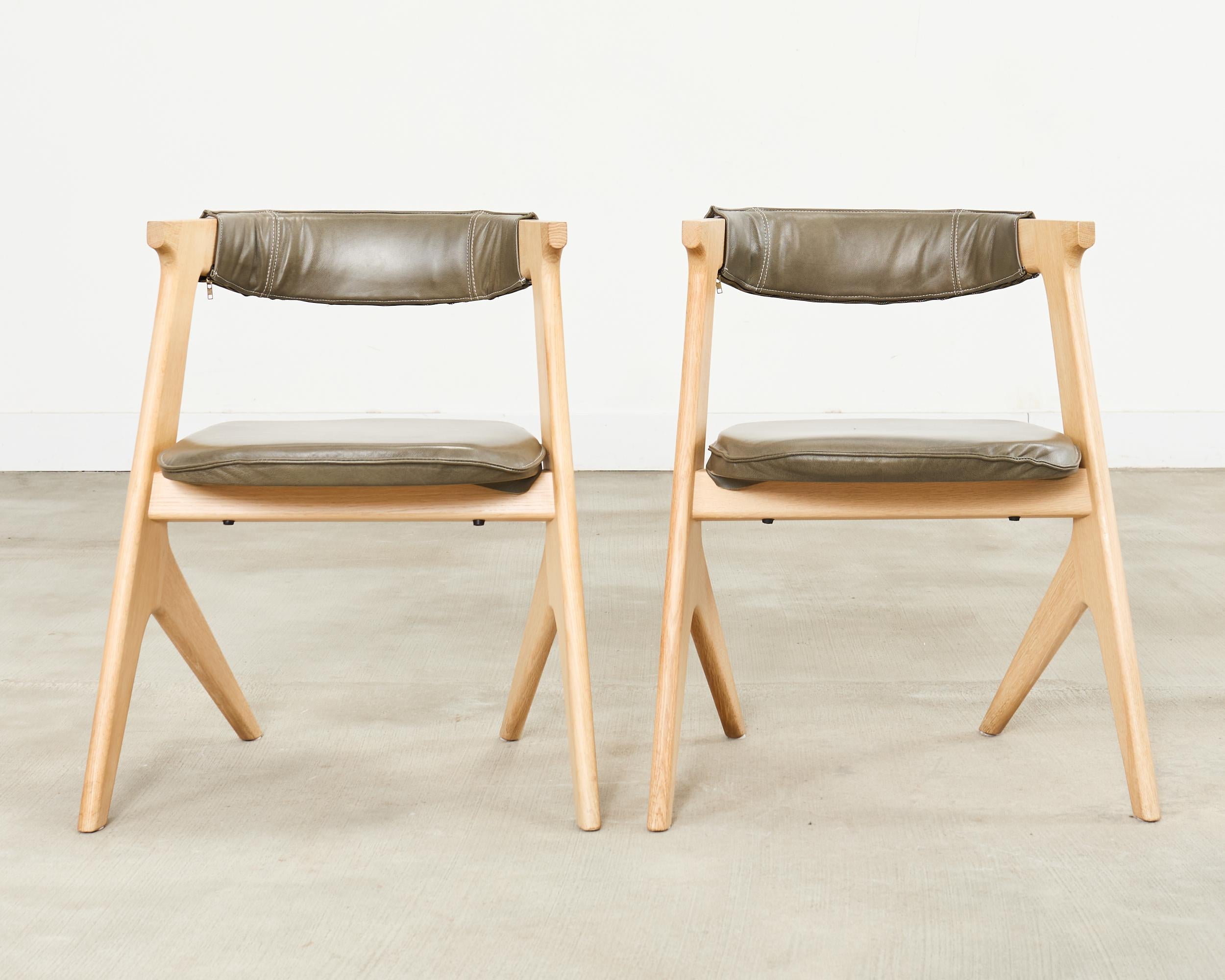 Fatto a mano Set di otto sedie da pranzo in pelle a lastre Tom Dixon Oak in vendita