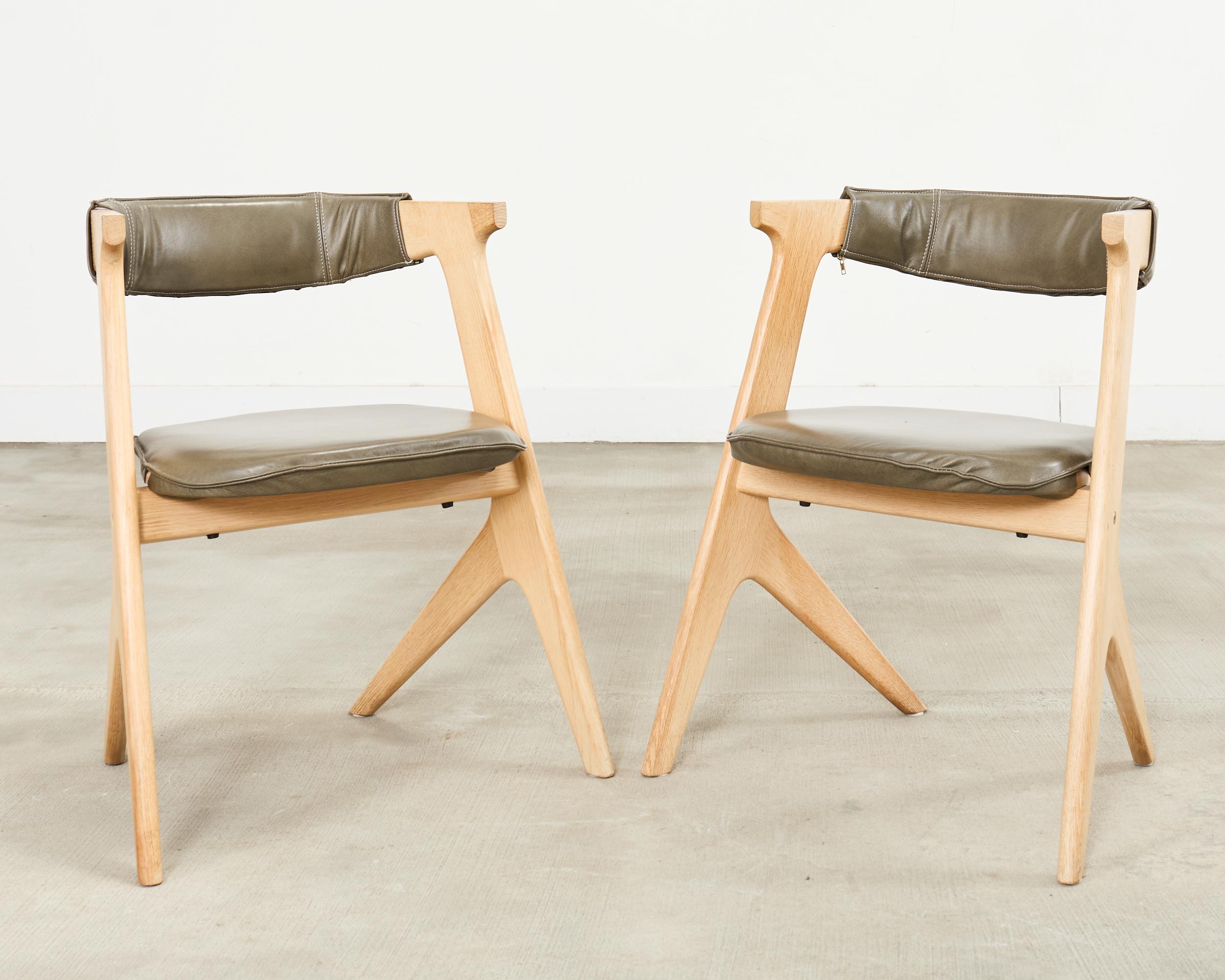 XXI secolo e contemporaneo Set di otto sedie da pranzo in pelle a lastre Tom Dixon Oak in vendita