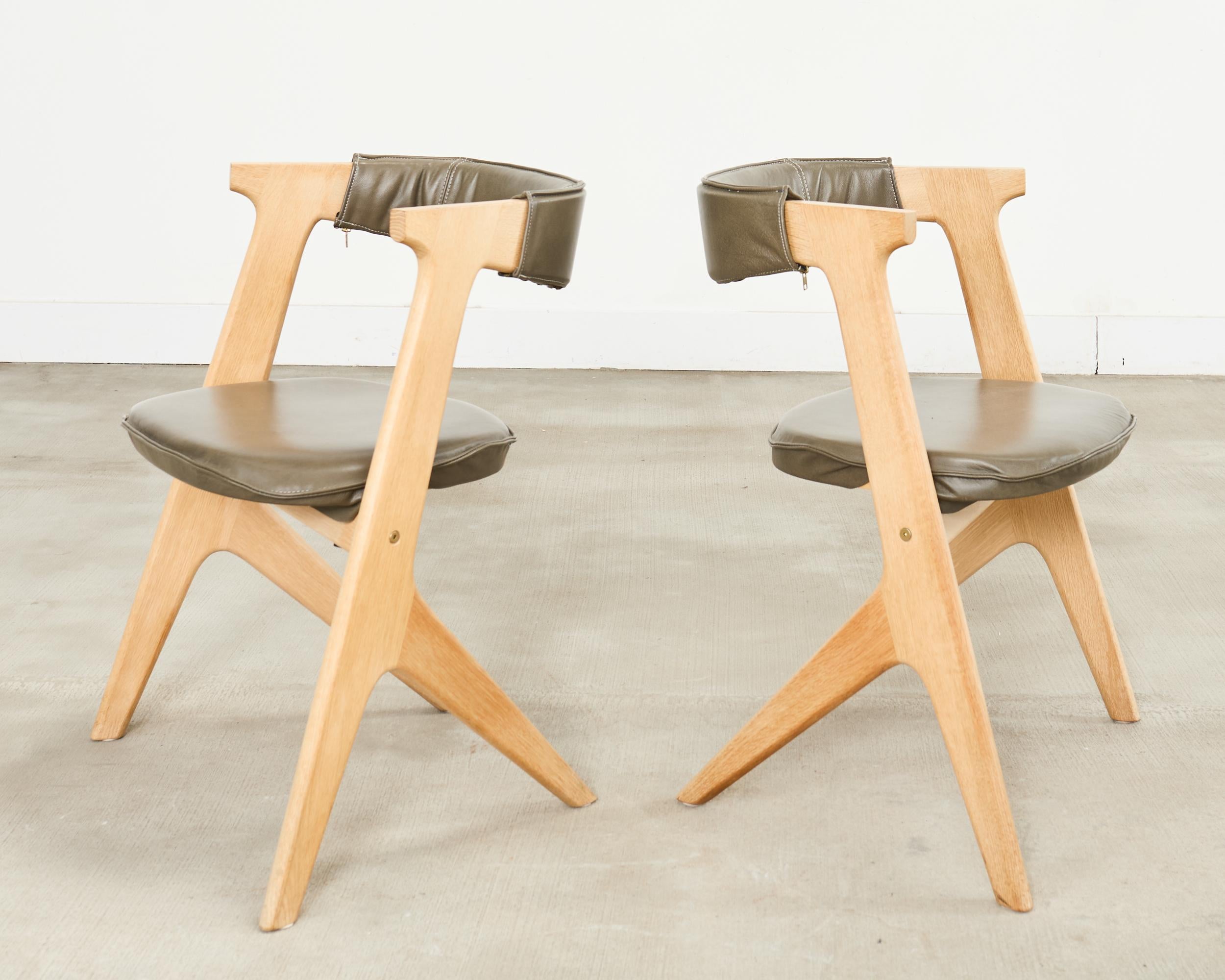 Pelle Set di otto sedie da pranzo in pelle a lastre Tom Dixon Oak in vendita
