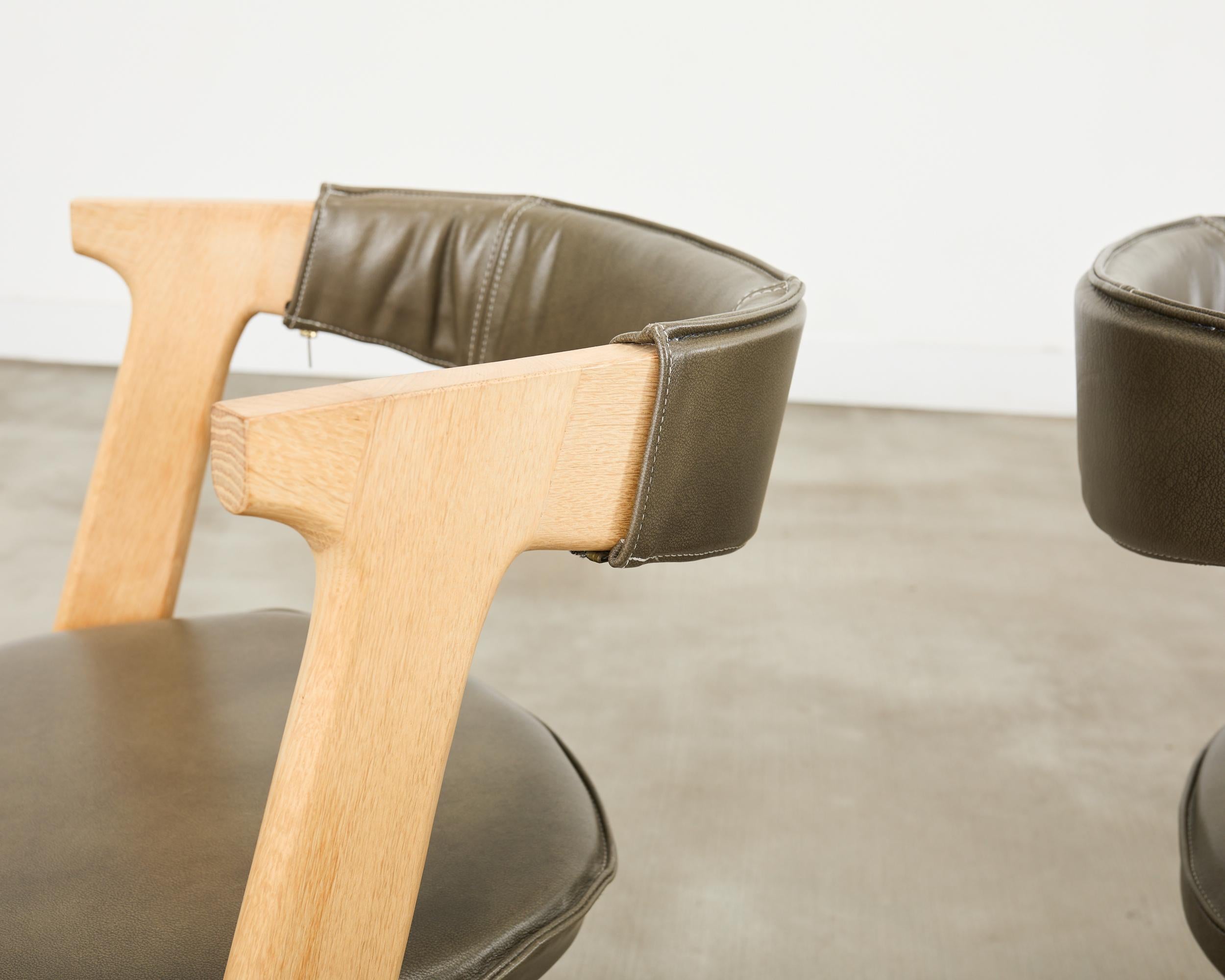 Set di otto sedie da pranzo in pelle a lastre Tom Dixon Oak in vendita 1