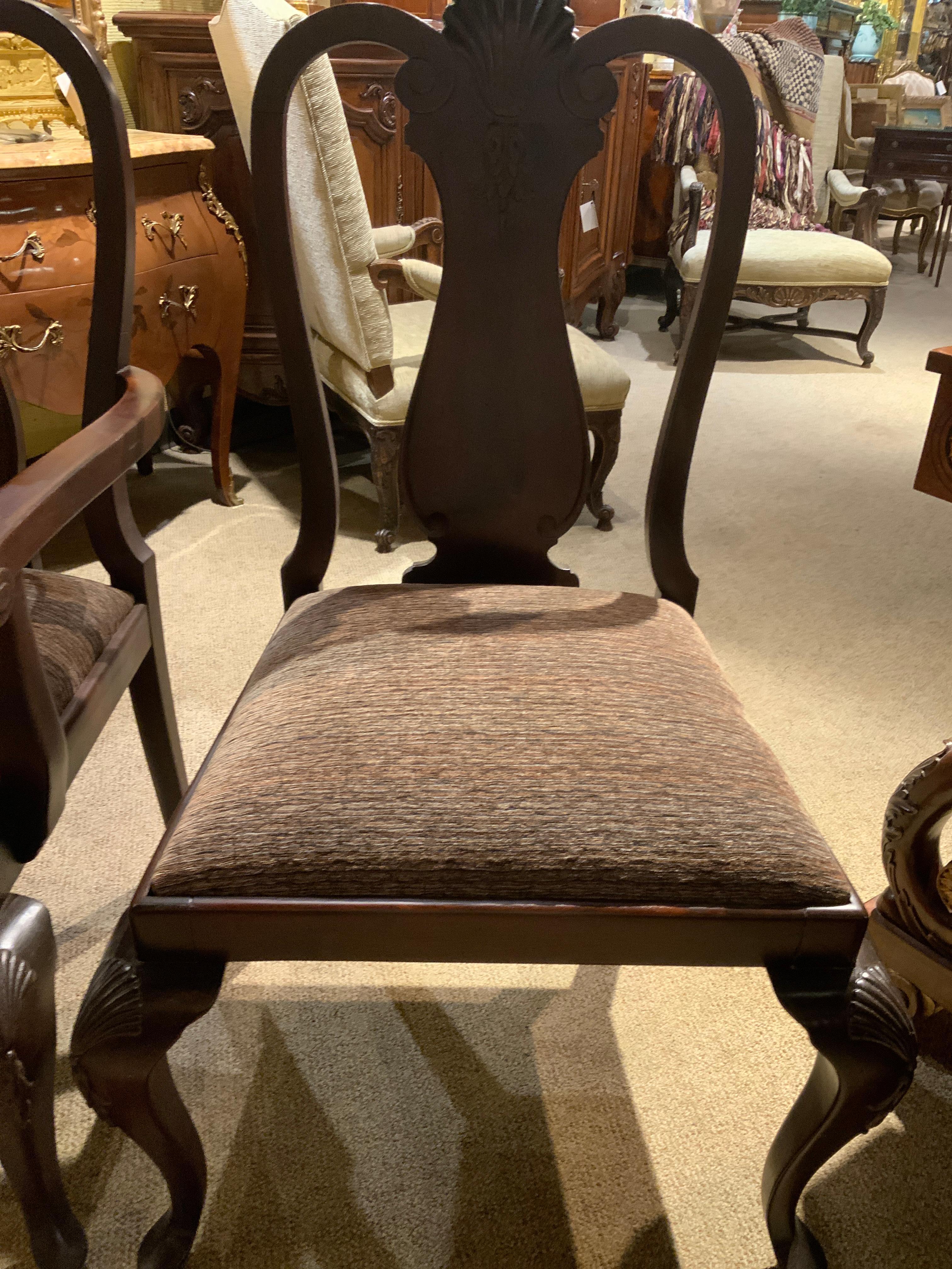 Handsome traditionellen Stil Stühle Mitte des Jahrhunderts mit Muschelschnitzerei an der Spitze und den Knien der
Gebogenes Bein. Stabil und ohne Probleme. Die Sitze der Stühle sind neu gepolstert worden. Importiert aus
Barcelona, Spanien.
Sie sind