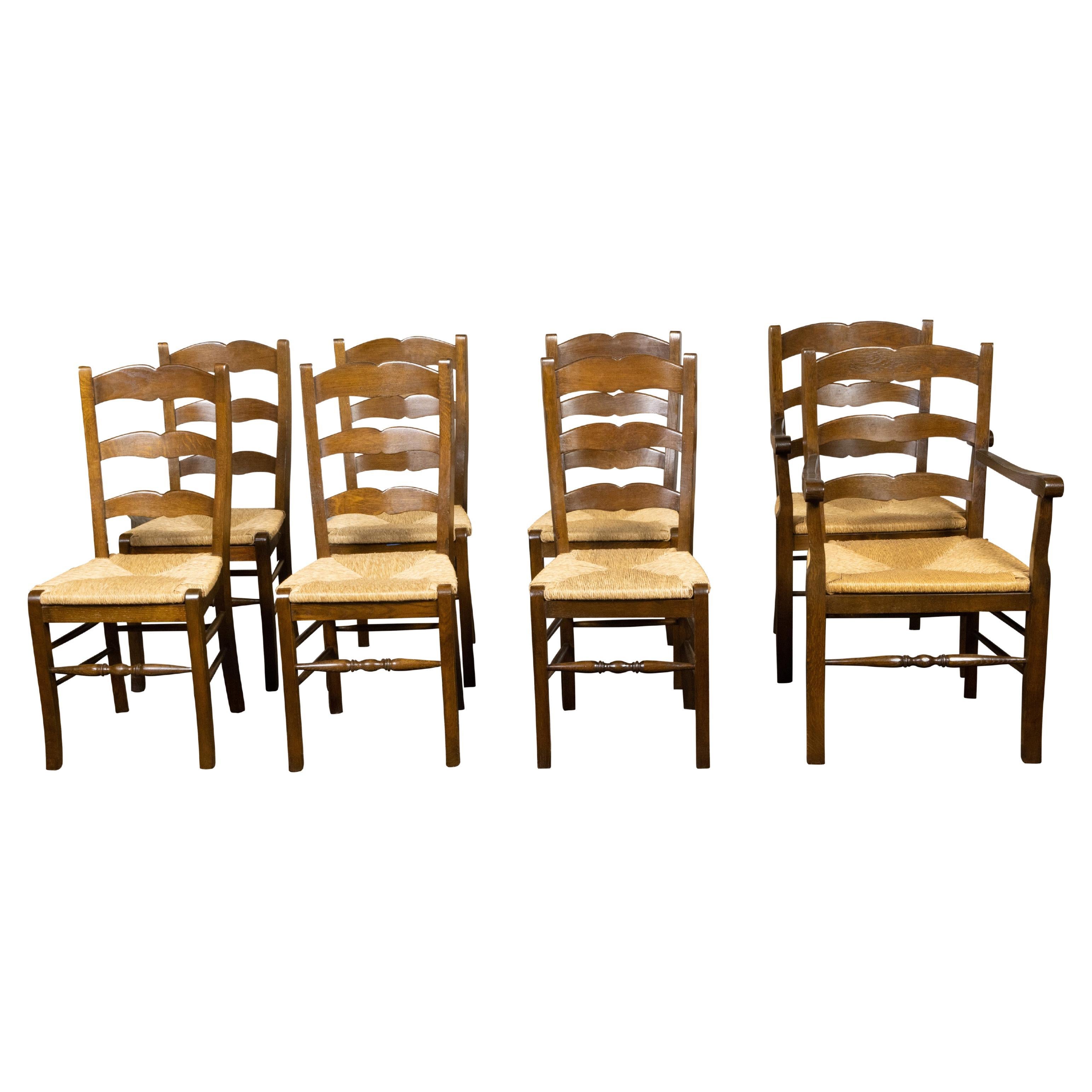 Ensemble de huit chaises de salle à manger à dossier échelonné en Oak du début du siècle avec sièges en joncs