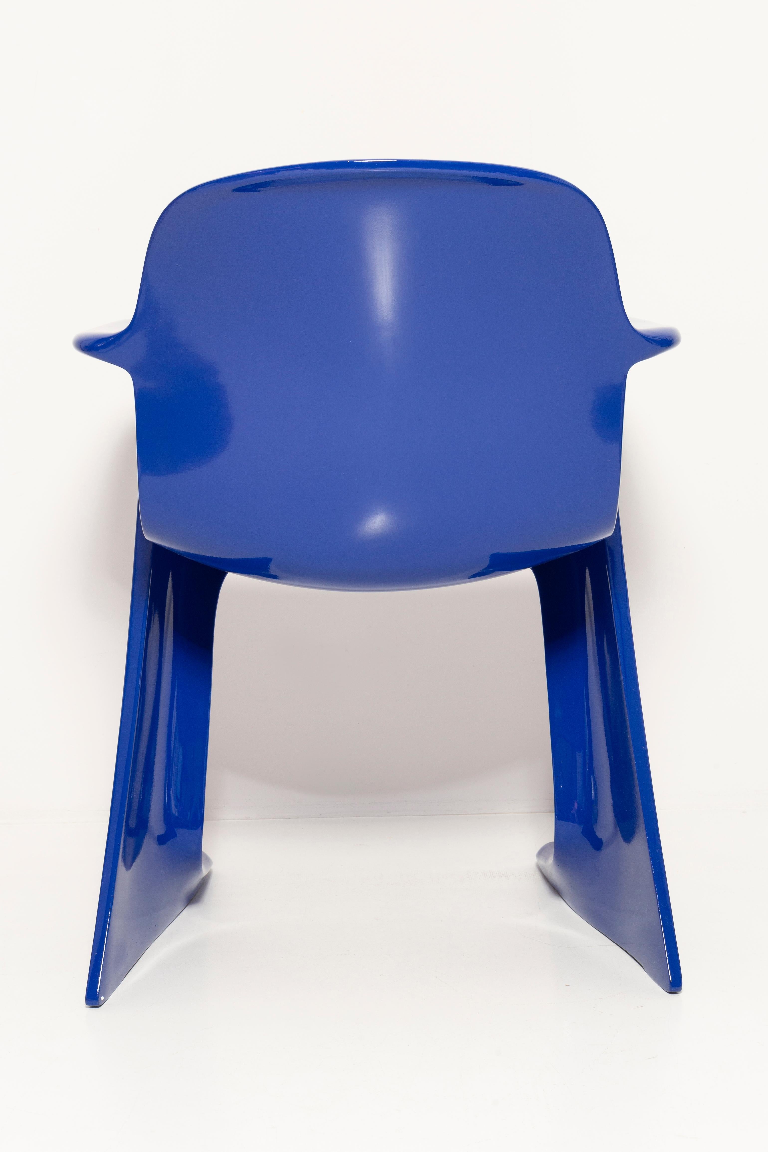 Set of Eight Ultramarine Blue Kangaroo Chairs, by Ernst Moeckl, Germany, 1968 For Sale 4