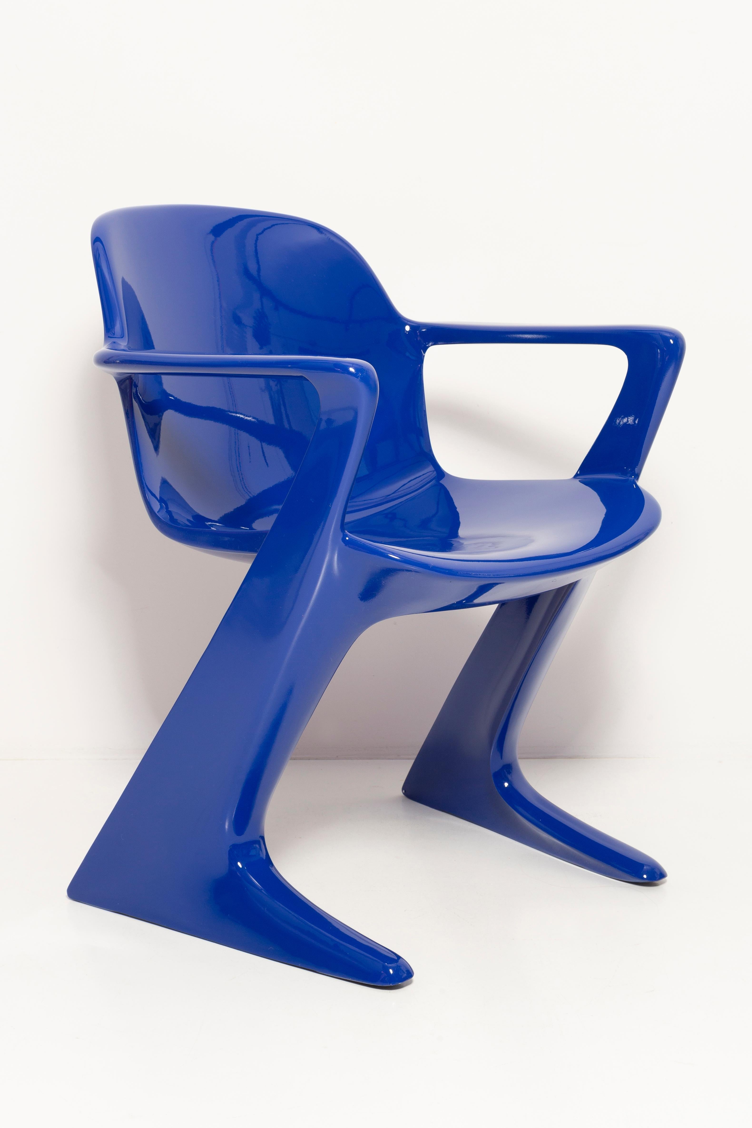 Lacquered Set of Eight Ultramarine Blue Kangaroo Chairs, by Ernst Moeckl, Germany, 1968 For Sale