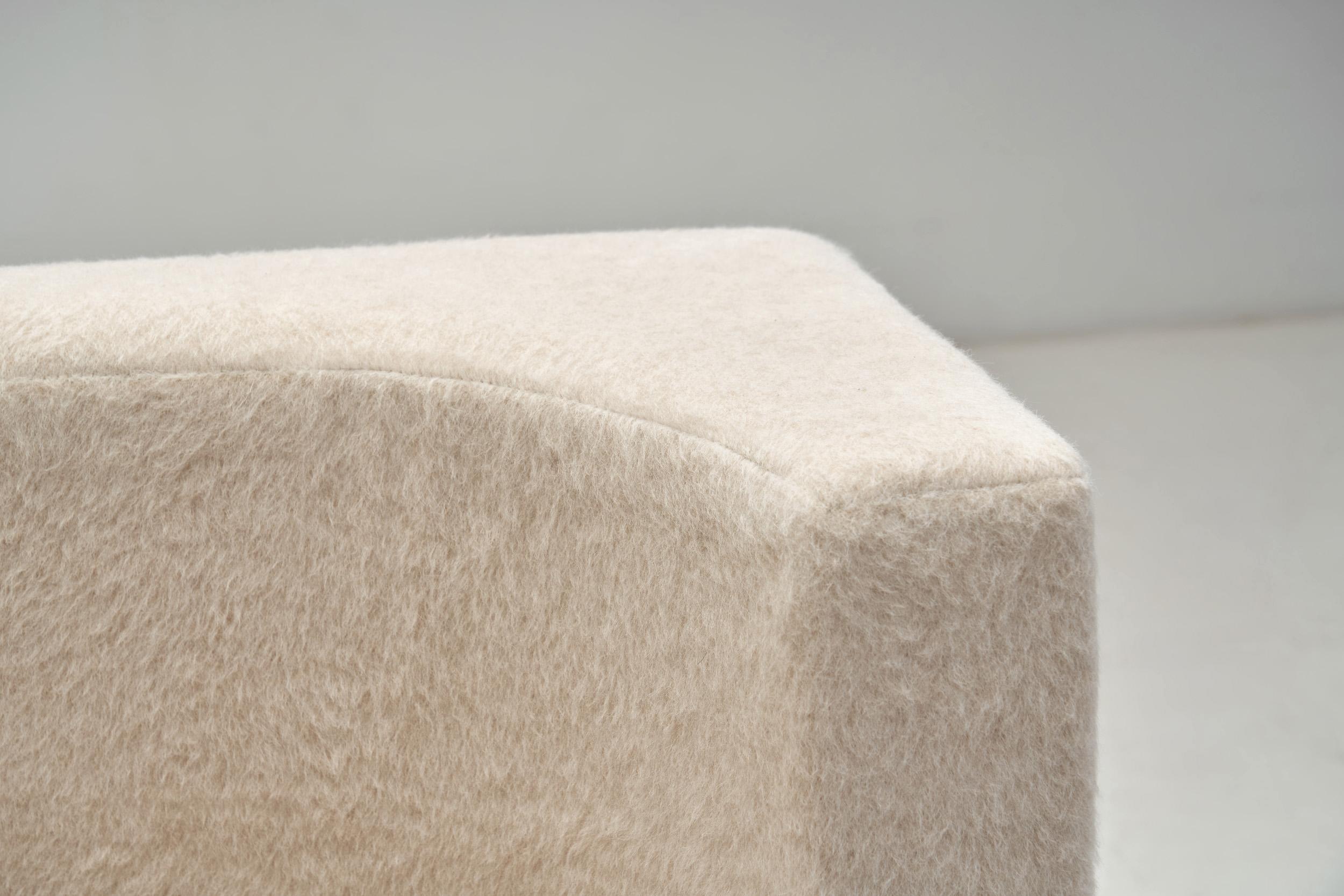 Ensemble de huit fauteuils club tapissés, Tchécoslovaquie, 1970 en vente 1