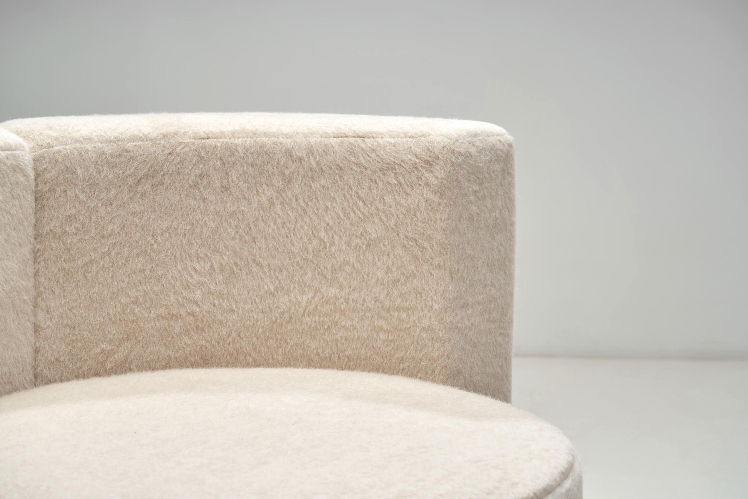 Ensemble de huit fauteuils club tapissés, Tchécoslovaquie, 1970 en vente 2