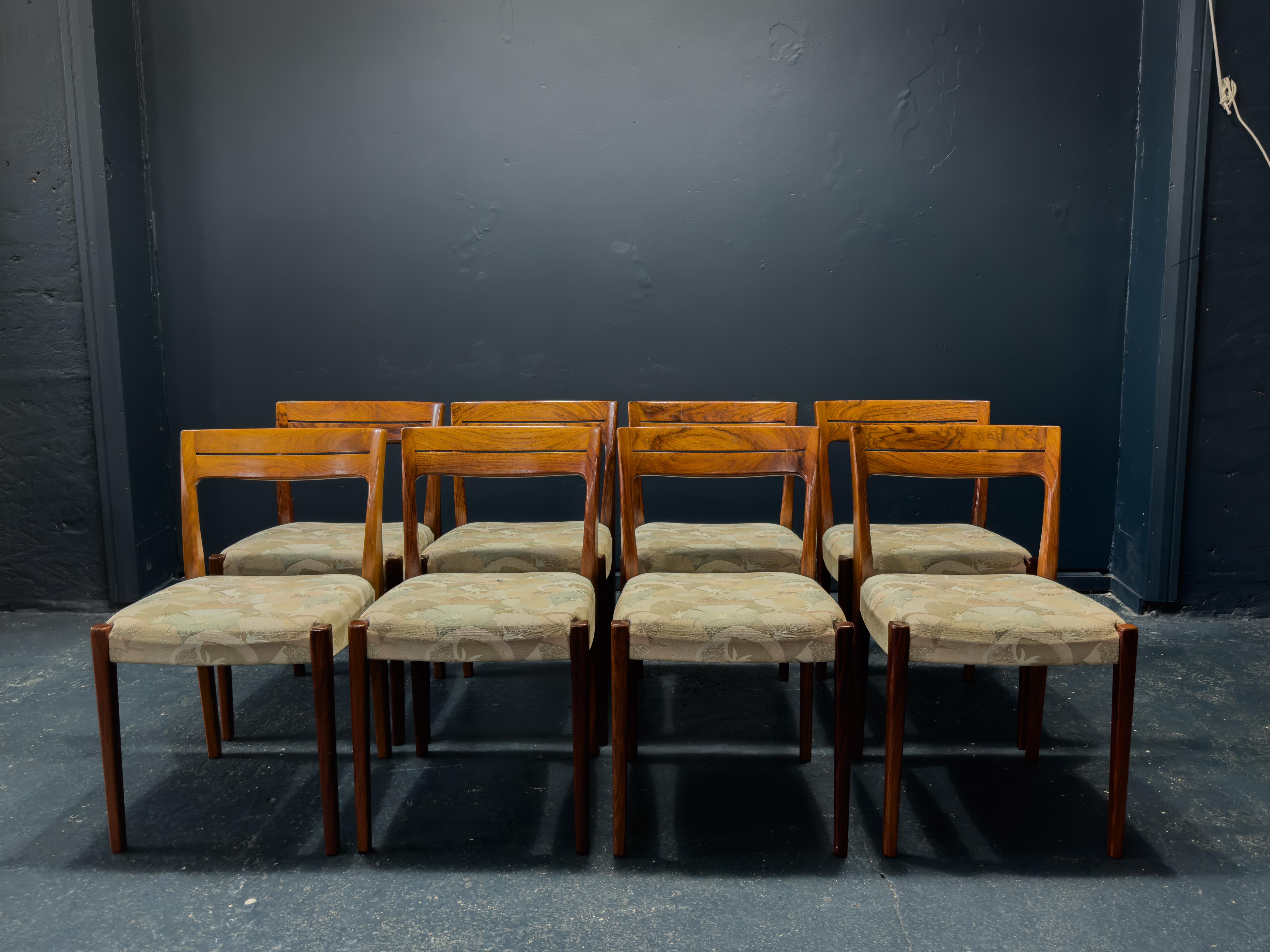 Questo set di otto sedie da pranzo è una collezione di grande effetto. Realizzata con uno splendido legno duro, ogni sedia ha un colore ricco e una venatura unica che crea una sensazione profonda e lussuosa in ogni pezzo. Le sedie sono