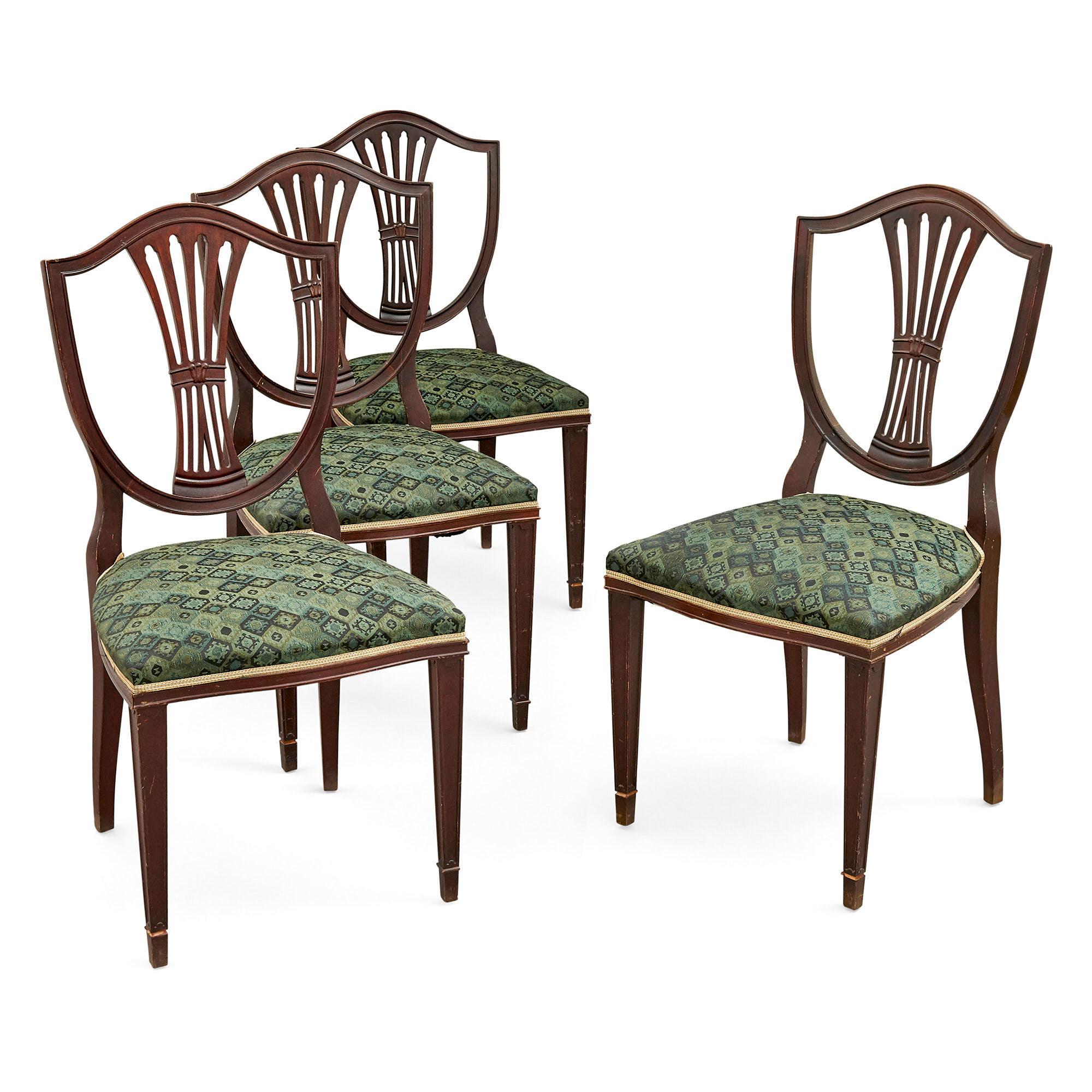 Satz von acht gepolsterten Esszimmerstühlen aus der Edwardianischen Zeit
Englisch, um 1905
Höhe 94cm, Breite 48cm, Tiefe 48cm

Die Stühle dieses achtteiligen Sets sind im edwardianischen Stil gefertigt. Jeder Stuhl hat eine durchbrochene,