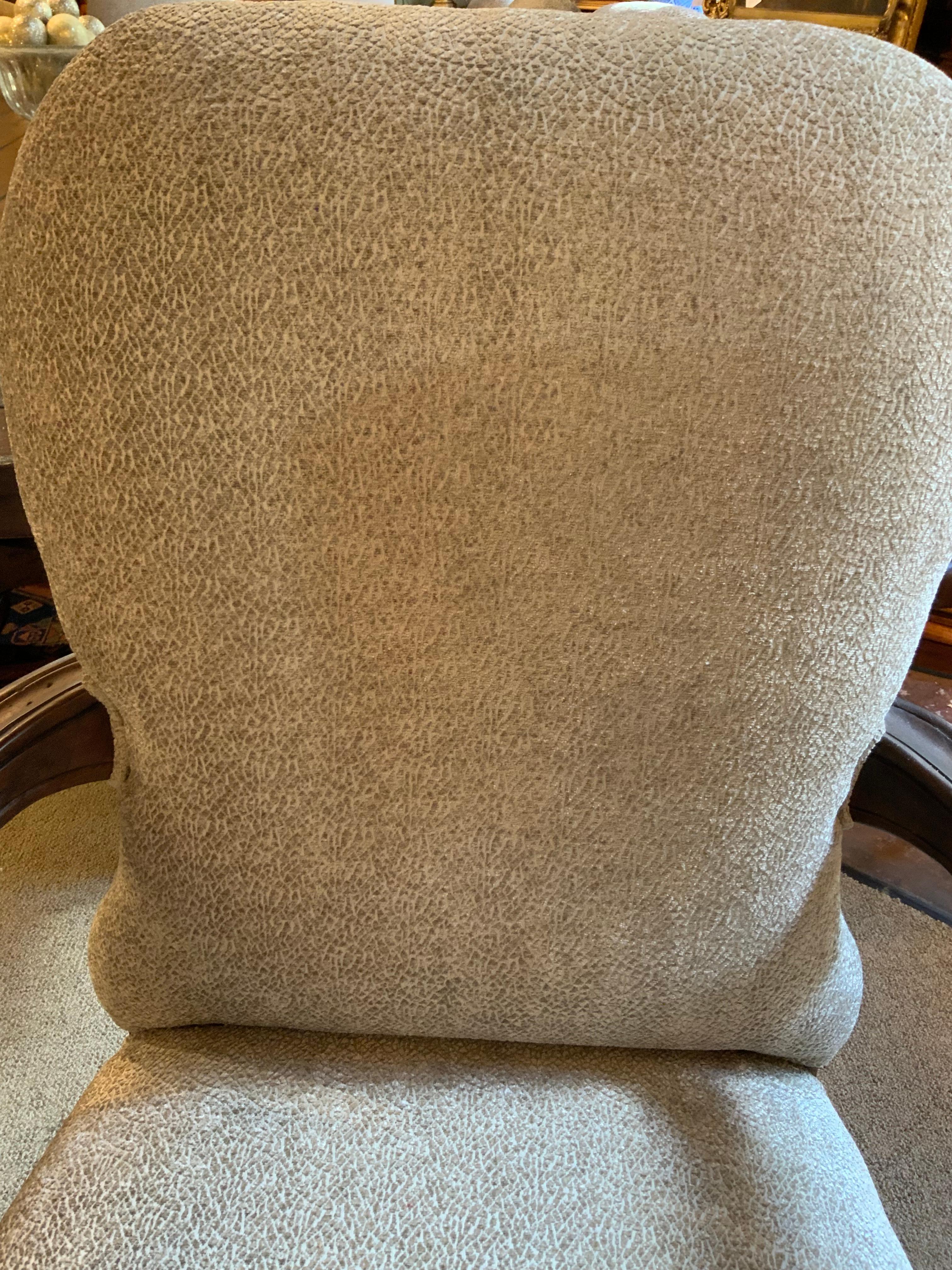 Satz von acht gepolsterten Esszimmerstühlen mit hoher Rückenlehne im Louis-XV-Stil, Nussbaumholz im Zustand „Gut“ im Angebot in Houston, TX