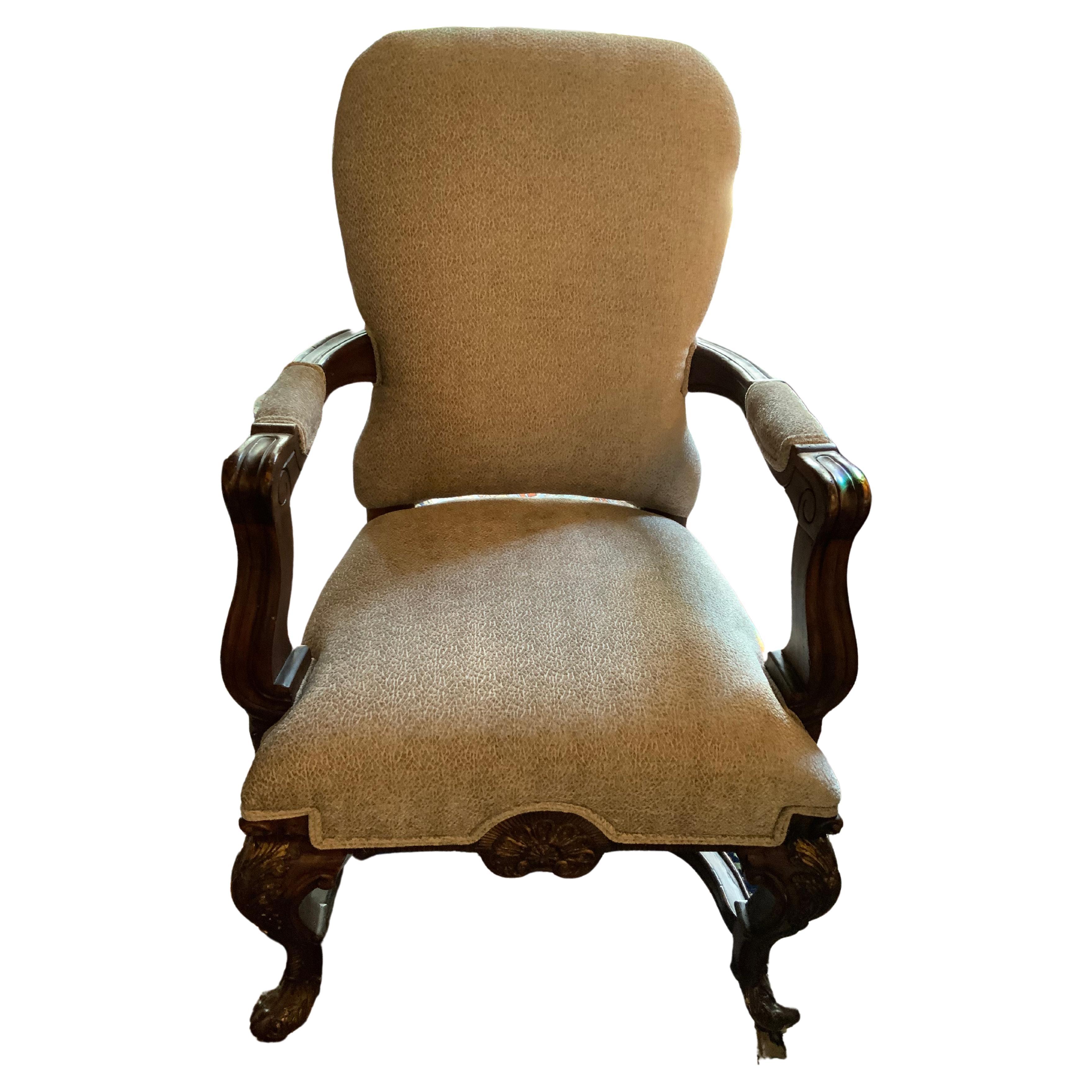 Satz von acht gepolsterten Esszimmerstühlen mit hoher Rückenlehne im Louis-XV-Stil, Nussbaumholz im Angebot