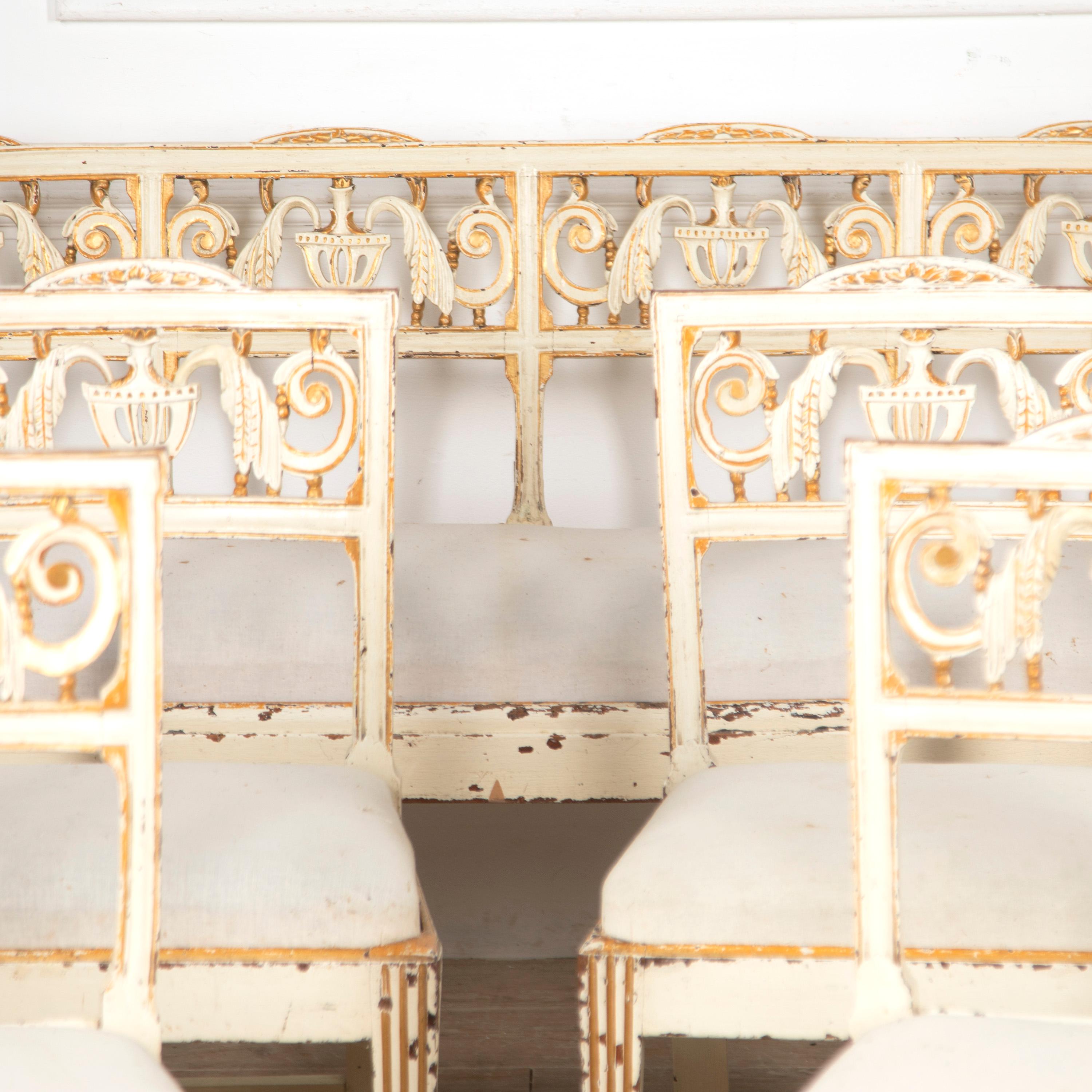 Dekorativer Satz von acht bemalten venezianischen Esszimmerstühlen und -bank aus dem 18. Jahrhundert. 

Dieses wunderbare Set hat einen großen Charme und eine großartige Geschichte. Die Stühle und die Bank stammen ursprünglich aus einem Palazzo in