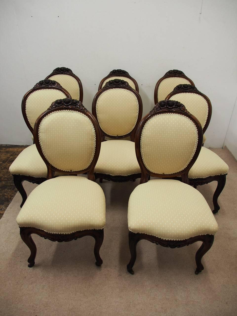 Set of eight Victorian carved mahogany cabriole leg dining chairs, circa 1870. The oval upholstered backs surmounted with a finely carved floral cartouche, generous size seats and beautiful floral carved frieze and all standing on elegant cabriole