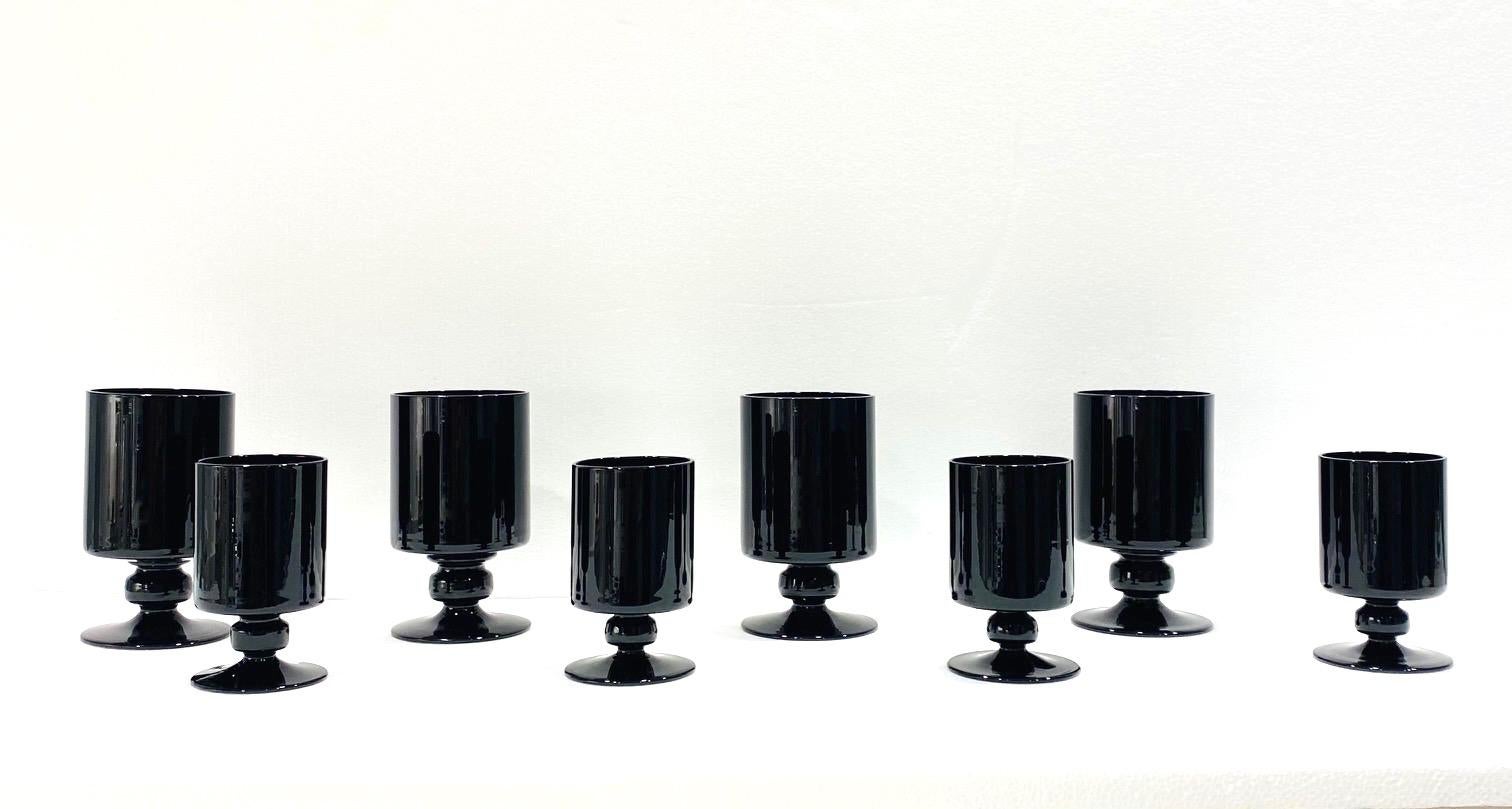 Hollywood Regency Ensemble de huit verres à pied et verres à vin en cristal noir vintage, Italie, vers 1980 en vente