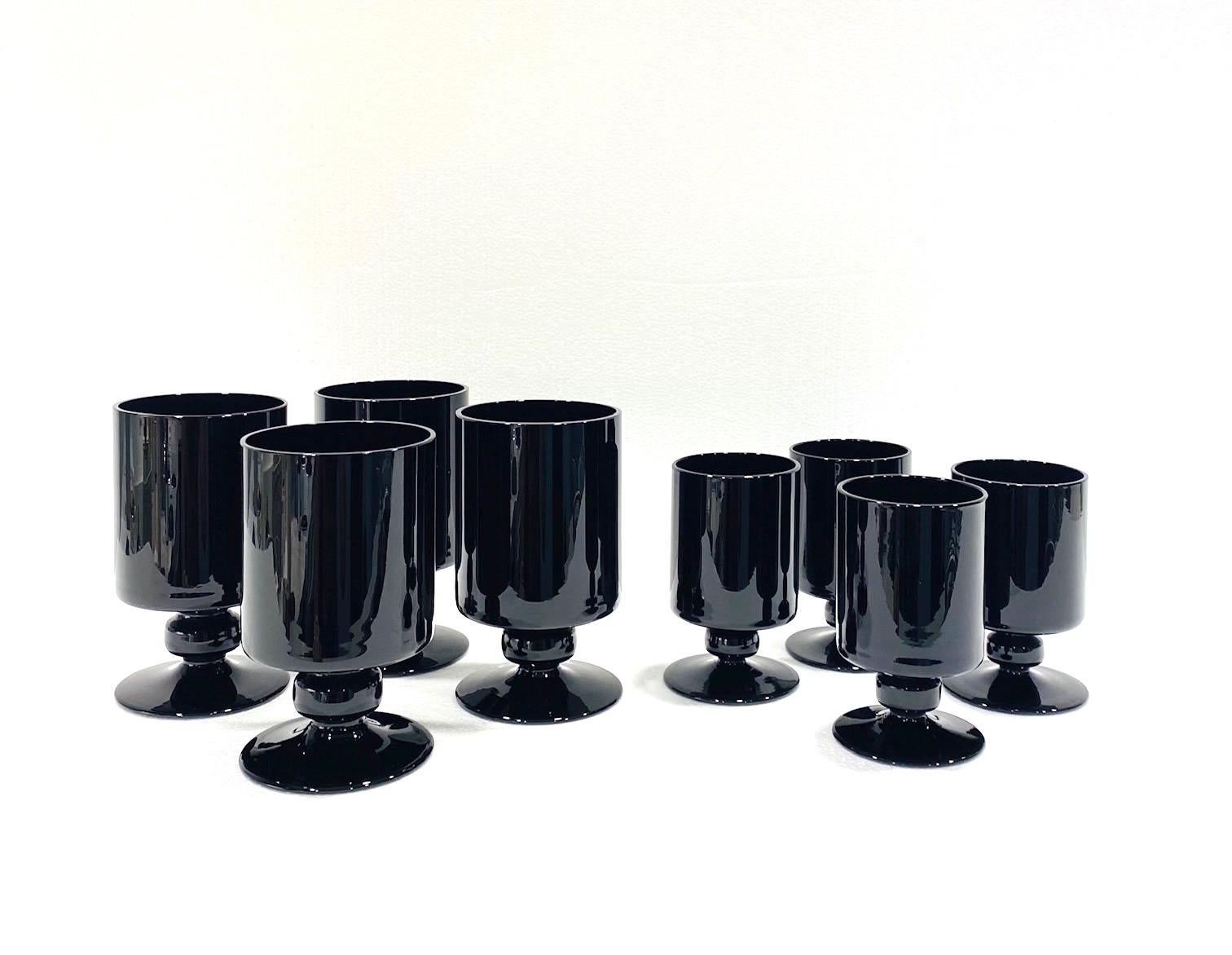 Juego de ocho copas y vasos de vino vintage de cristal negro, Italia, c. 1980 Italiano en venta