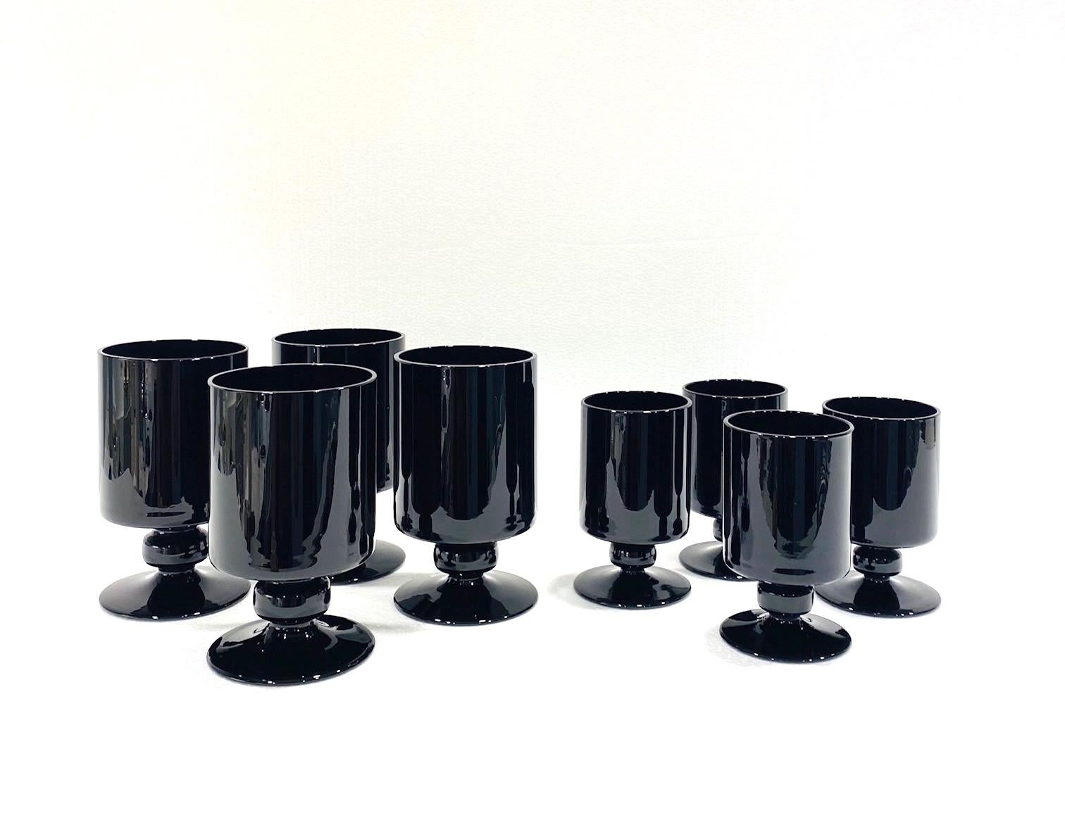 italien Ensemble de huit verres à pied et verres à vin en cristal noir vintage, Italie, vers 1980 en vente