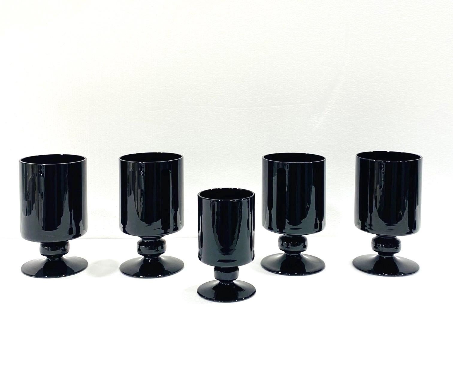 Juego de ocho copas y vasos de vino vintage de cristal negro, Italia, c. 1980 Hecho a mano en venta