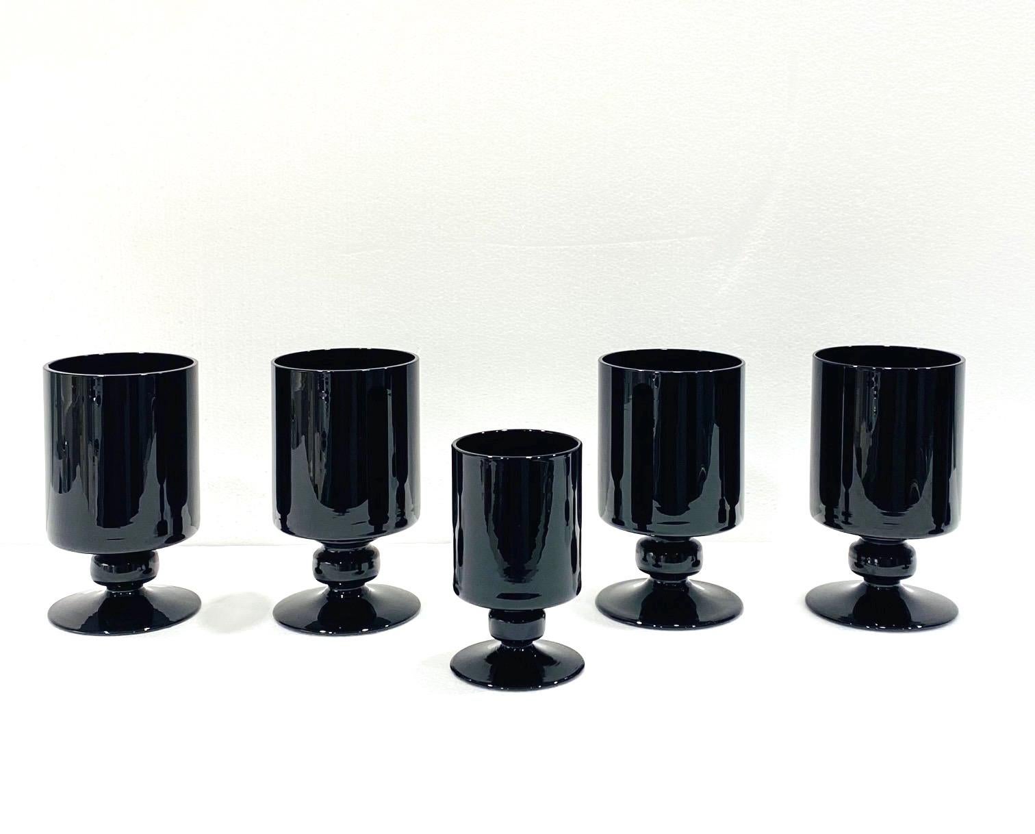 Fait main Ensemble de huit verres à pied et verres à vin en cristal noir vintage, Italie, vers 1980 en vente