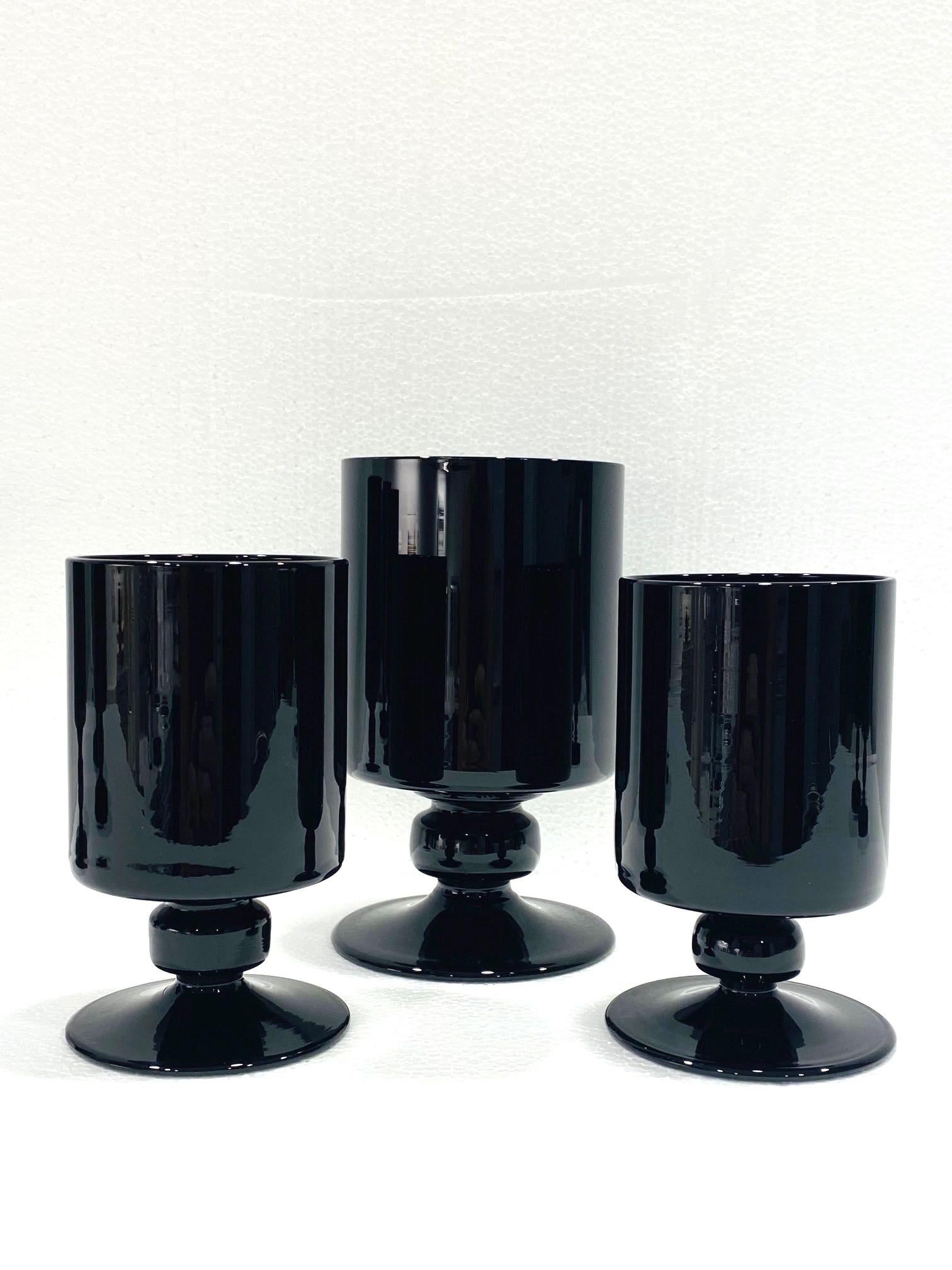 Hollywood Regency Set of Eight Black Crystal Wine and Water Goblets, Italy, circa 1980s For Sale