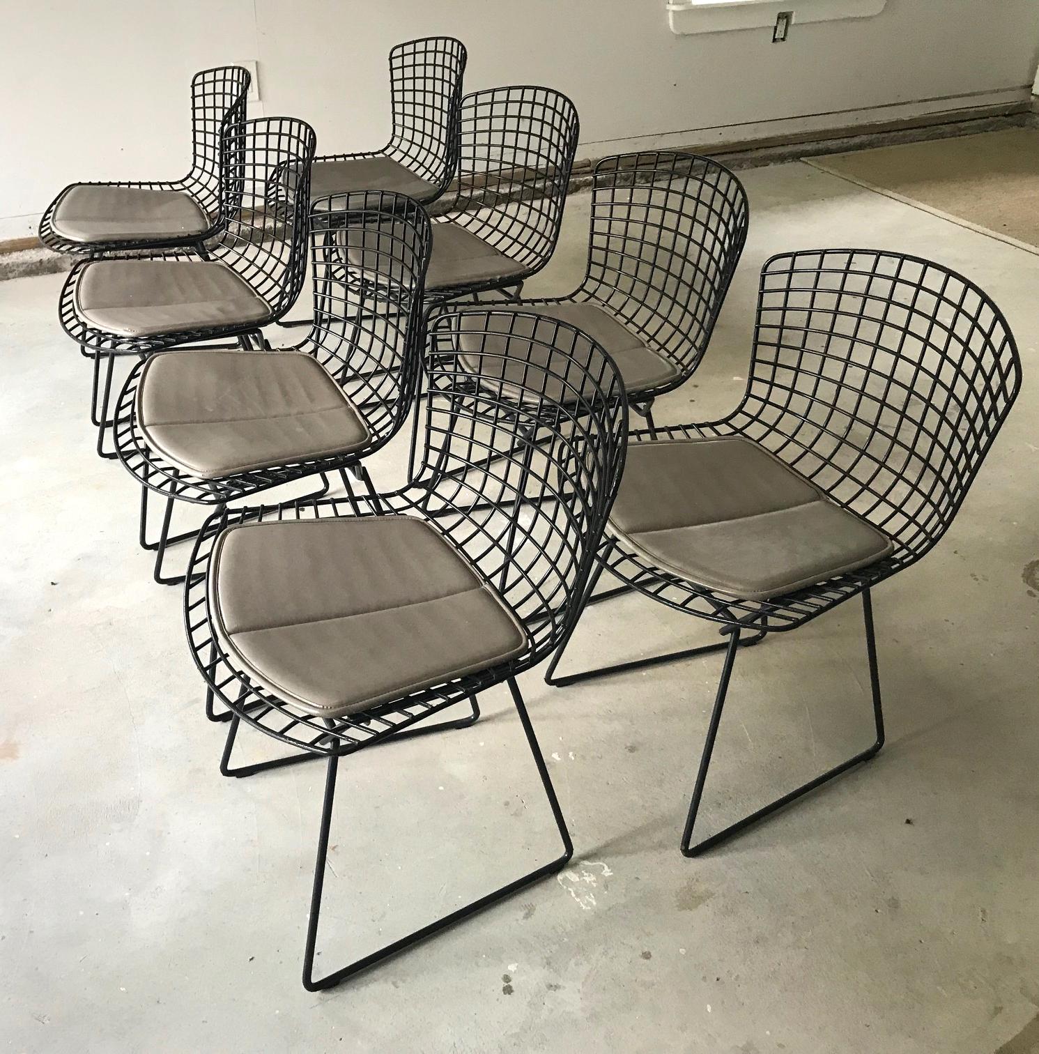 A nice set of vintage metal wire chair designed by Harry Bertoia for Knoll in 1952. One of the iconic American midcentury design that emphasizes functions as well as sculptural form. In black enamel metal with pads in grey vinyl.