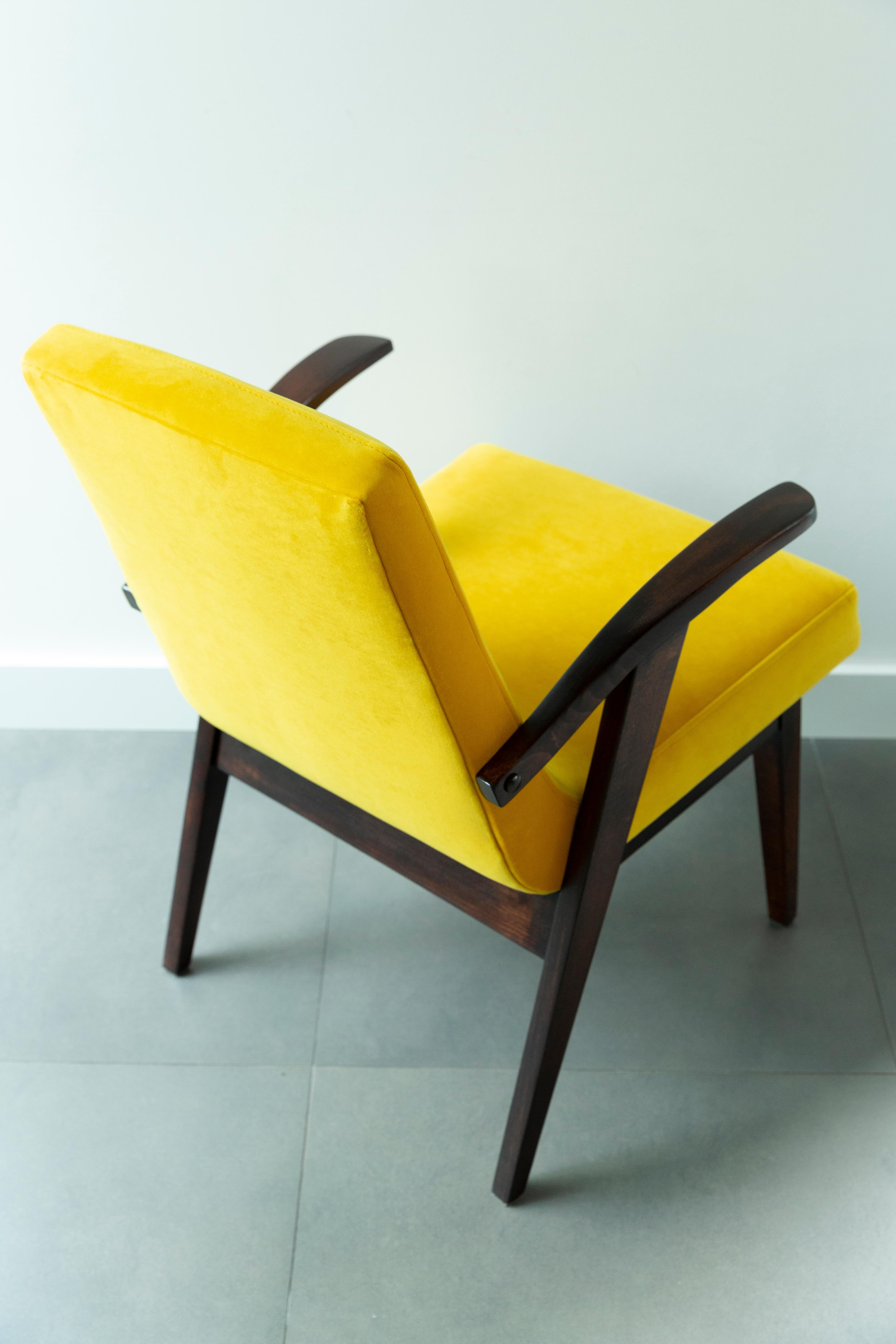 20ième siècle Ensemble de huit chaises vintage en velours jaune de Mieczyslaw Puchala, années 1960 en vente
