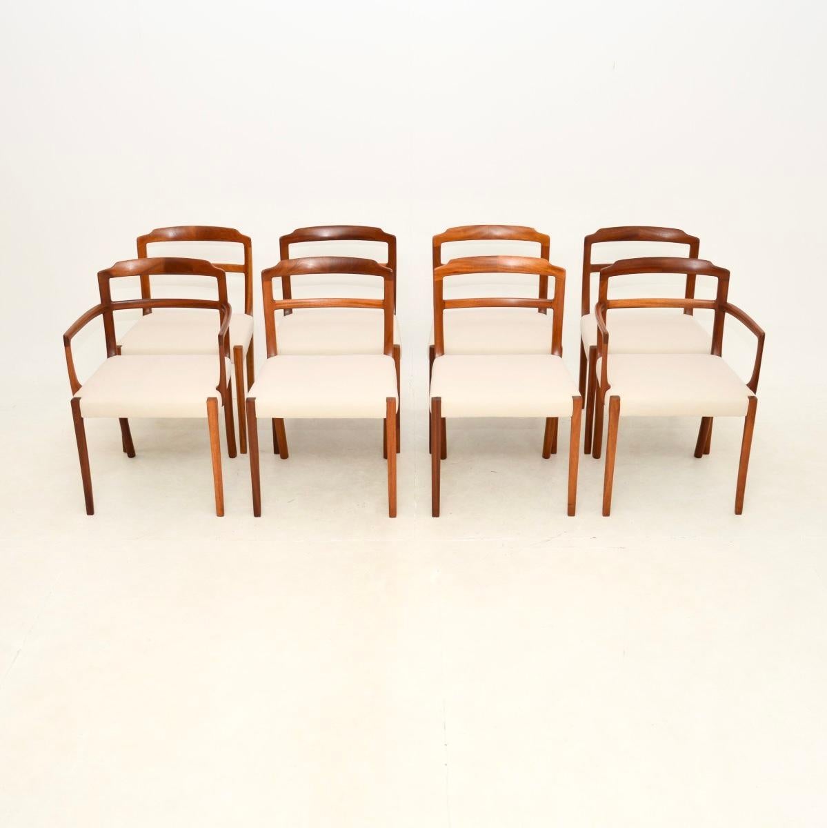 Ein atemberaubender Satz von acht dänischen Vintage-Esszimmerstühlen von Ole Wanscher. Sie wurden vor kurzem aus Dänemark importiert, sie stammen aus den 1960er Jahren.

Sie sind von hervorragender Qualität und haben ein feines, skulpturales Design.