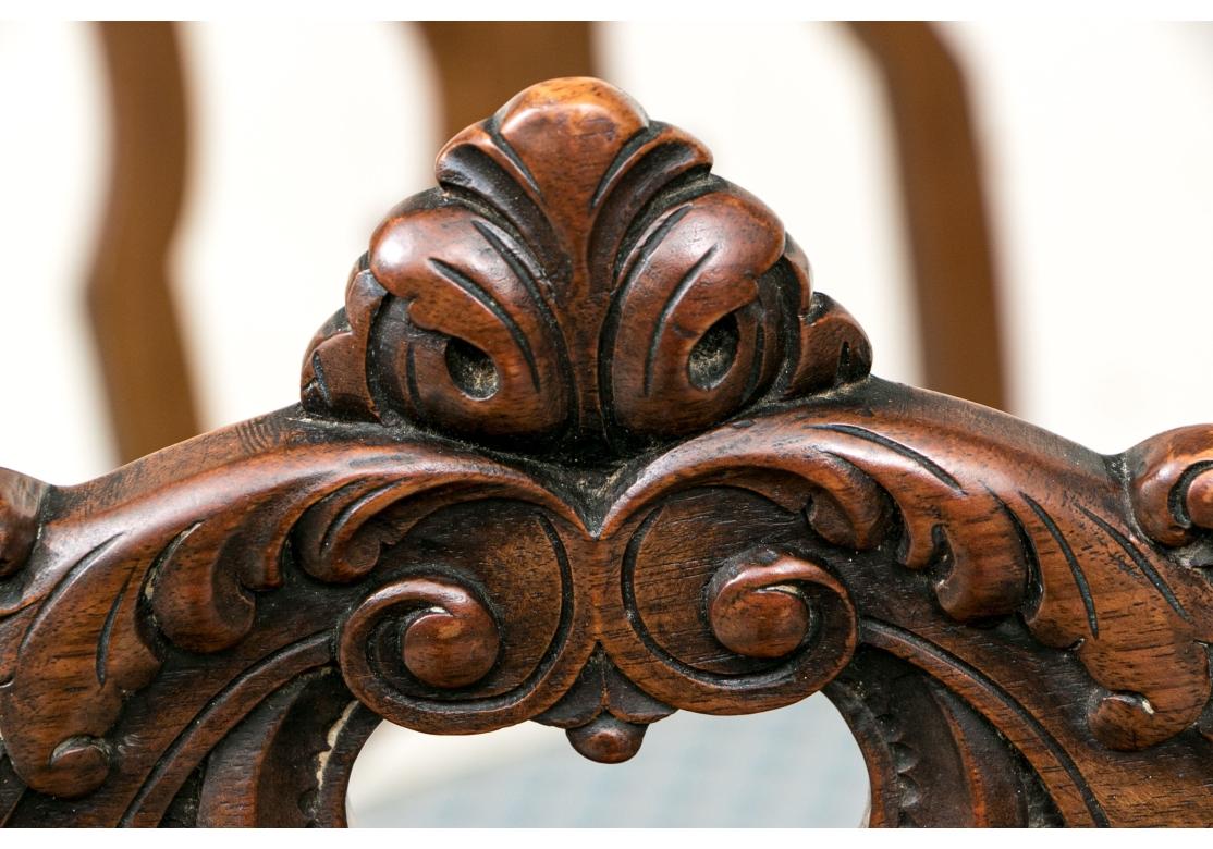 Ensemble de huit chaises de salle à manger italiennes vintage sculptées avec soin en vente 6