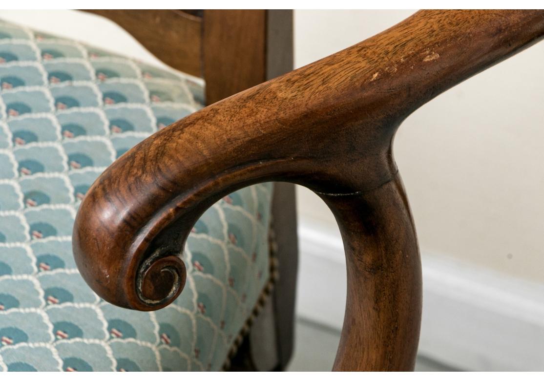 Ensemble de huit chaises de salle à manger italiennes vintage sculptées avec soin en vente 10