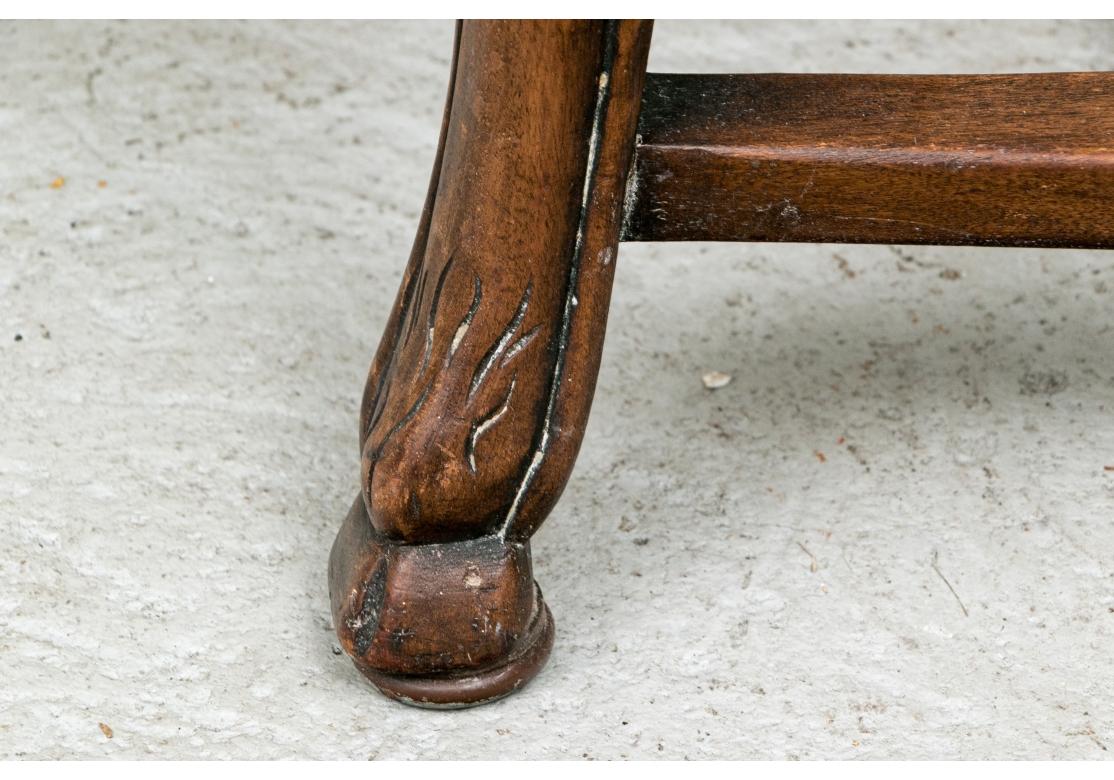 Ensemble de huit chaises de salle à manger italiennes vintage sculptées avec soin en vente 11